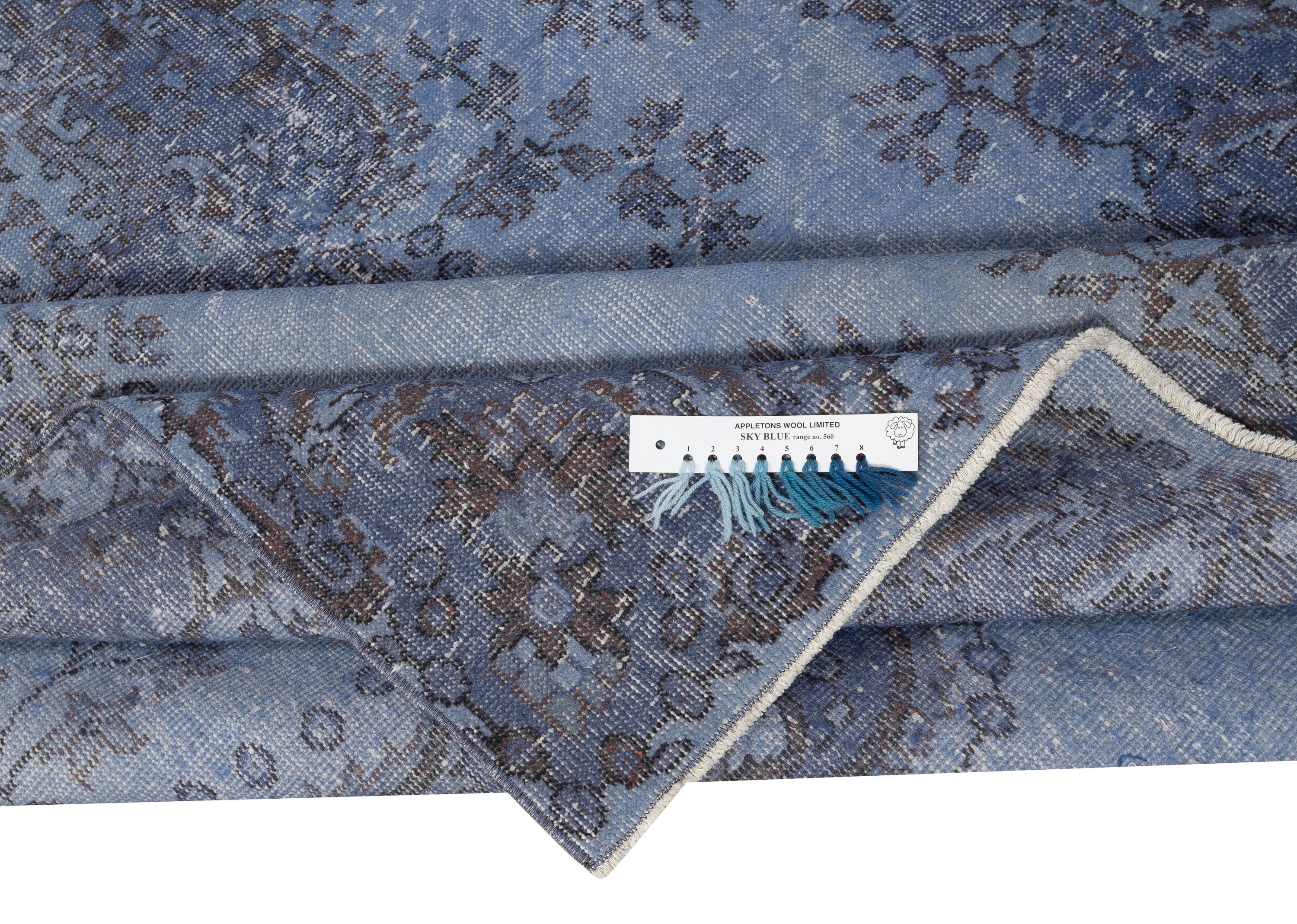 Moderno Tappeto per l'area turca vintage sovratinto blu 5,3x9,8 Ft. Tappeto in lana annodato a mano in vendita