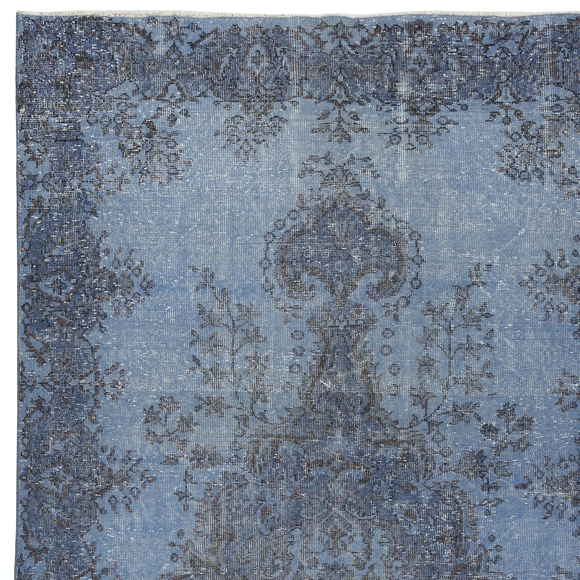 Annodato a mano Tappeto per l'area turca vintage sovratinto blu 5,3x9,8 Ft. Tappeto in lana annodato a mano in vendita