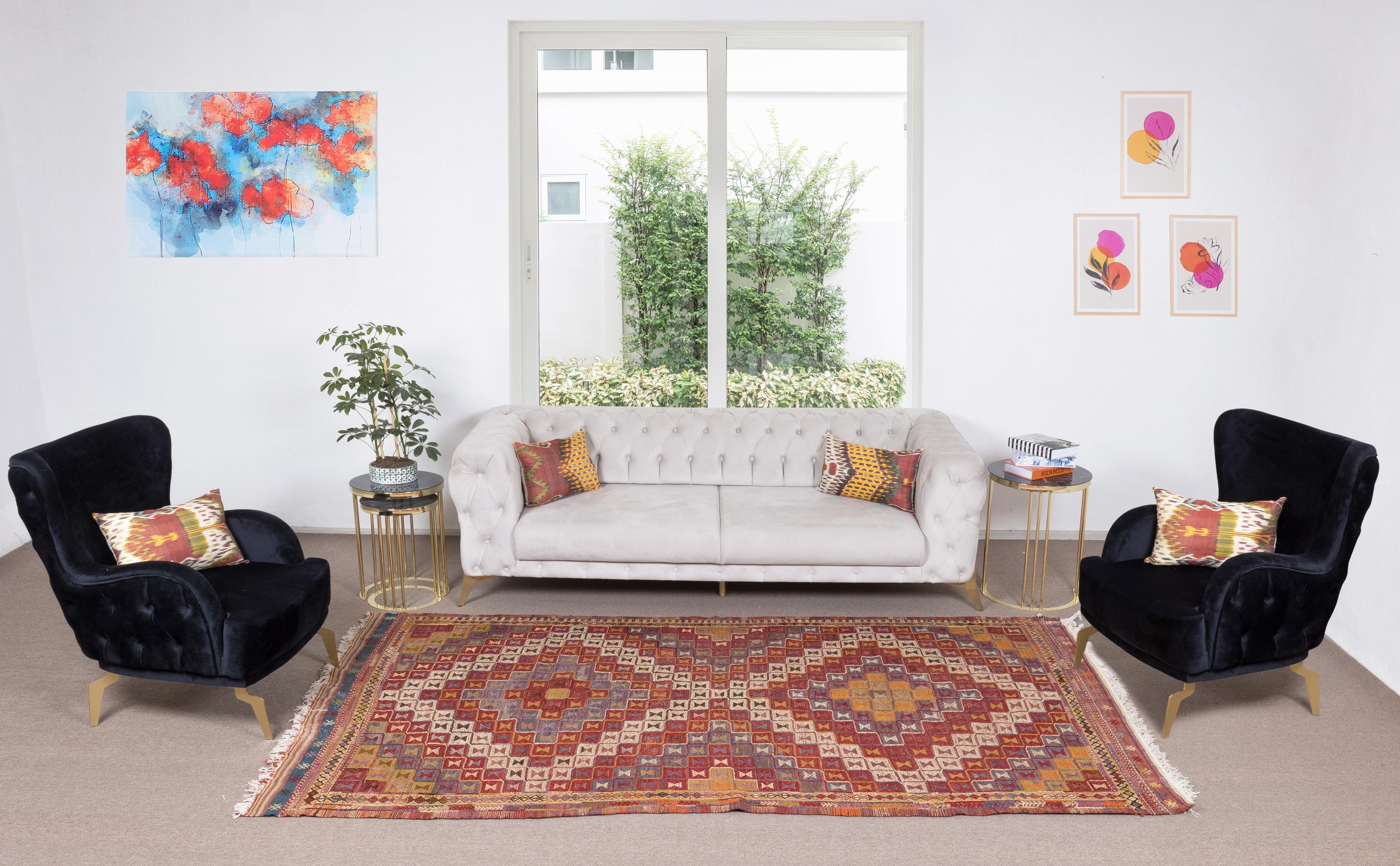 Ce joli tapis à tissage plat est tissé à la main en laine locale fine pour créer un revêtement de sol robuste. Ce type de kilims (tissés selon la technique complexe de brochage 