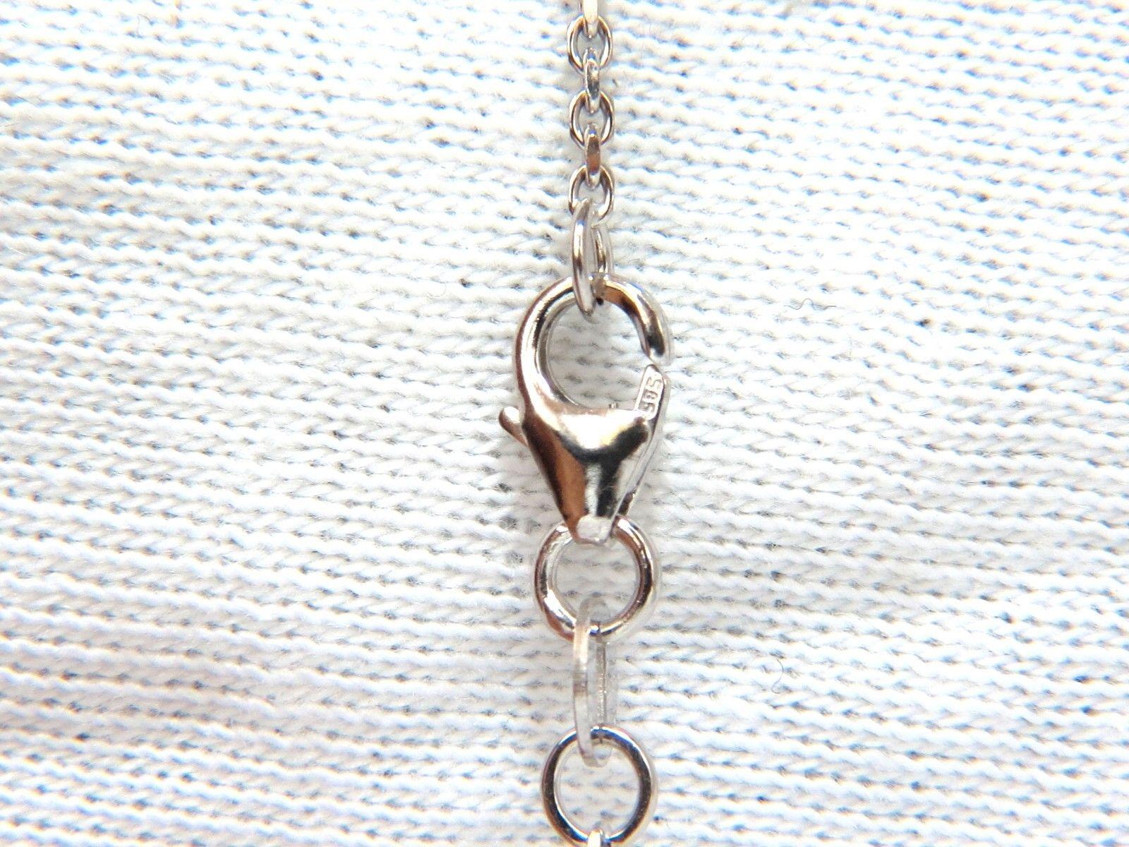Solitario clásico

Enrasado con la carcasa

.54ct. diamante redondo

 Corte completo brillante 

 Vs-2  Claridad. 

I- color.

Oro blanco de 14 quilates.

Collar: 16 pulgadas.

3,6 gramos.

Diamante solitario: 0,25 pulgadas

4,800 $ Certificado de