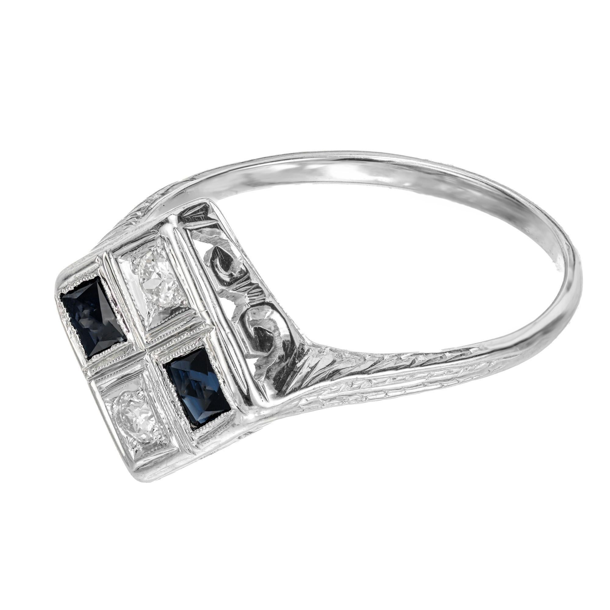 Quadrato Anello Calibro Art Deco in platino con diamante e zaffiro da .54 carati in vendita