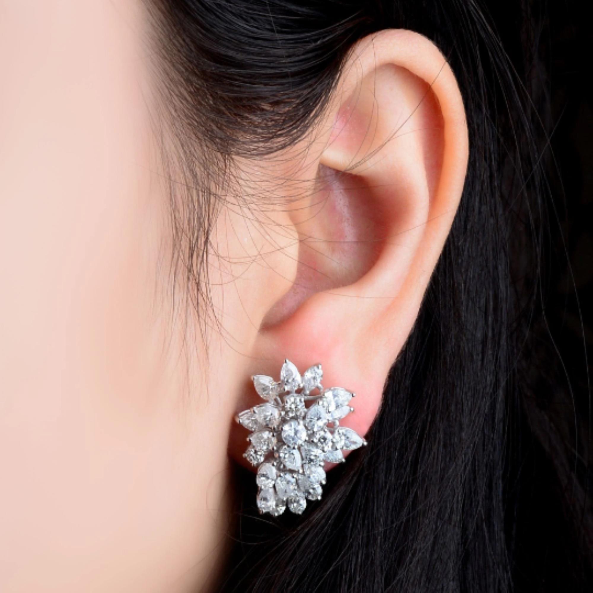 Diese 5,4 Karat SI Clarity HI Color Diamond Cluster 14 Karat Weißgold Ohrstecker verfügt über runde und marquise geschnittene Diamanten Cluster machen ein Statement Ohrstecker.
Diamanten sind ein universelles Symbol für Ewigkeit und Stärke. Es ist