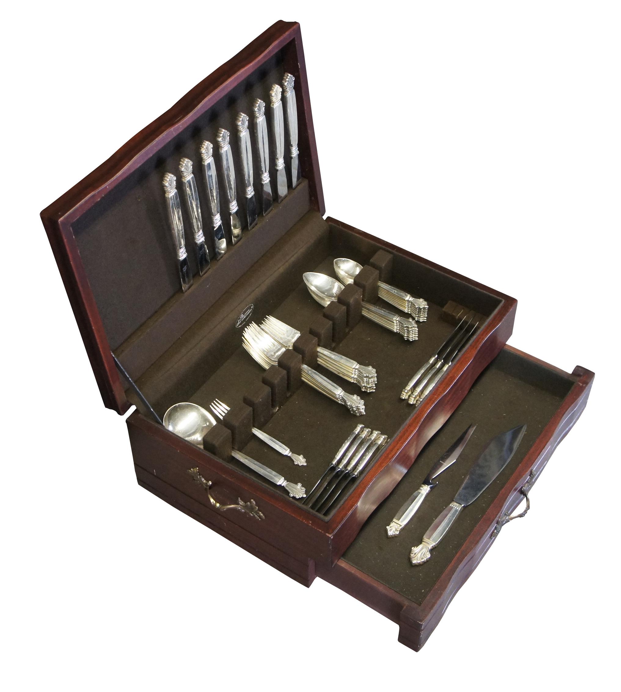 El magnífico modelo escandinavo moderno Acanto o Dronning de cubertería de plata de ley fue diseñado por Johan Rohde en 1917 para Georg Jensen.

El servicio para 8 incluye:
8 cuchillos grandes
9 cuchillos para mantequilla
9 cucharas pequeñas
8