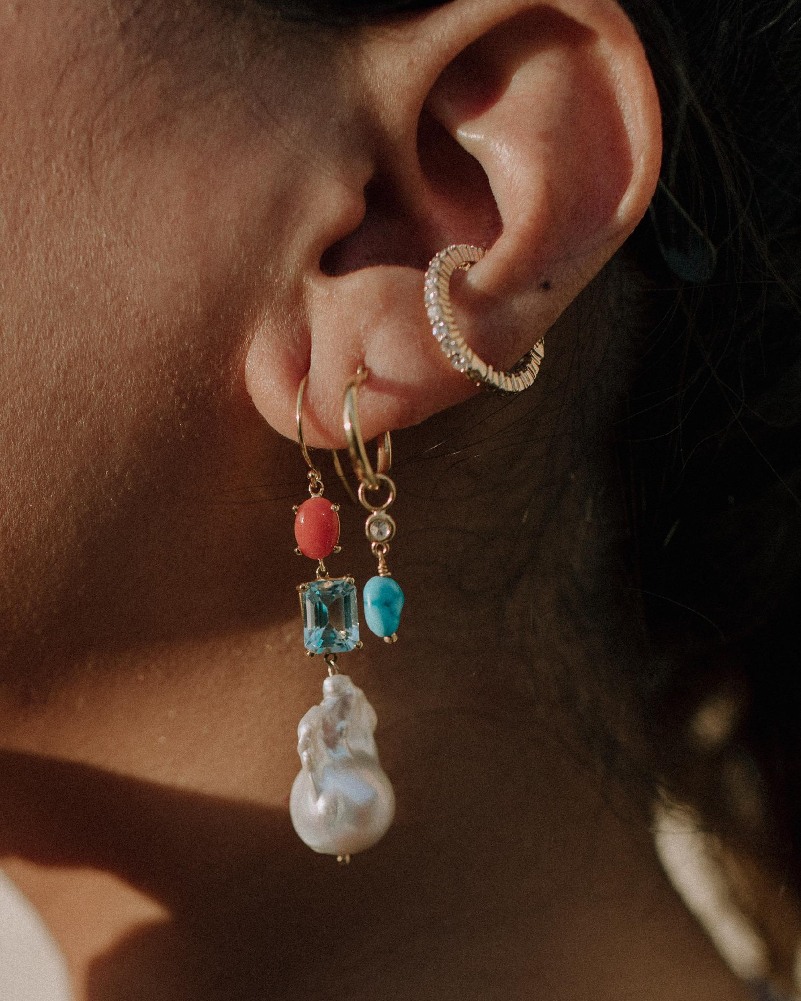 Boucles d'oreilles en goutte en corail, tourmaline bleue de 5,40 carats et perle baroque en vente 1