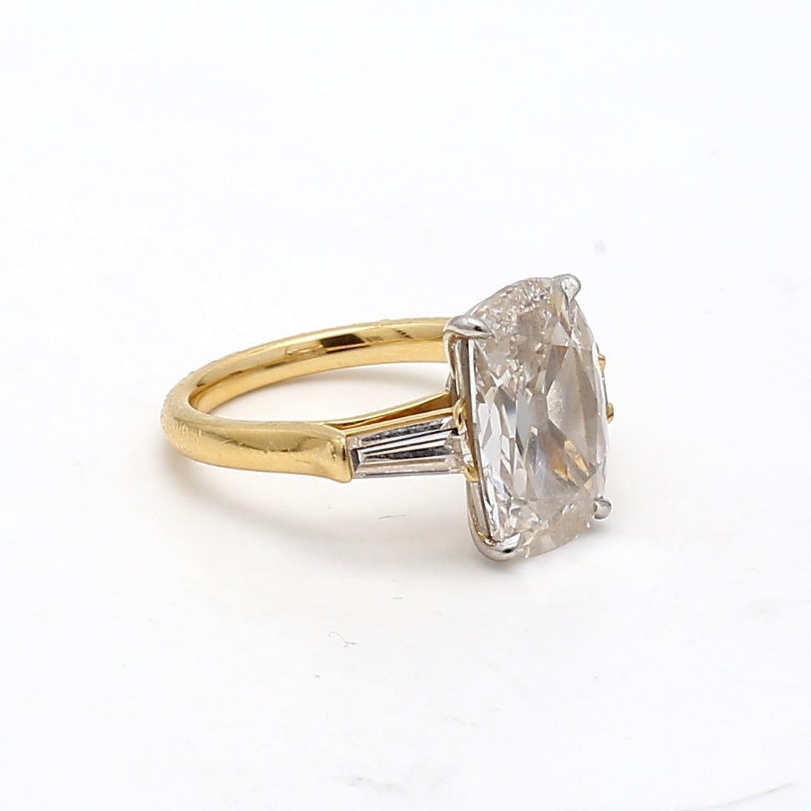Titel:
5,40 Karat Kissenbrillant J VS1 und Baguette Form J VS1 Diamant 18 Karat Gelbgold Verlobungsring


Stil:
Verlobung


Metall:
18 Karat Gelbgold


Edelstein 1:
5,02 Karat Diamant


Anzahl von Steinen:
1


Farbe:
J


Klarheit:
VS1


Die