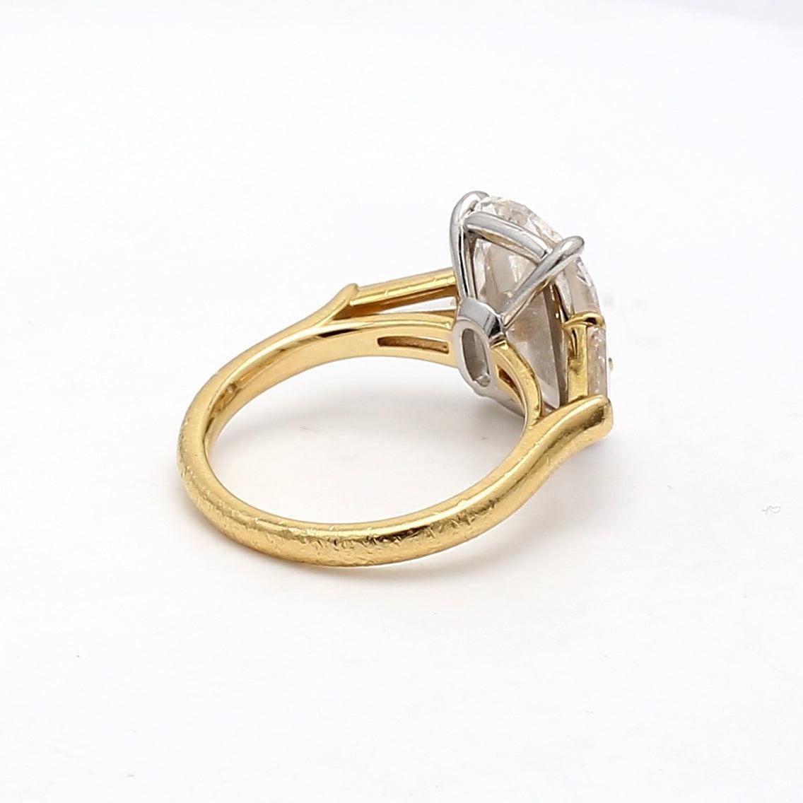 Verlobungsring aus 18 Karat Gelbgold mit 5,40 Karat Diamant im Kissenschliff und Baguette-Diamant Damen im Angebot