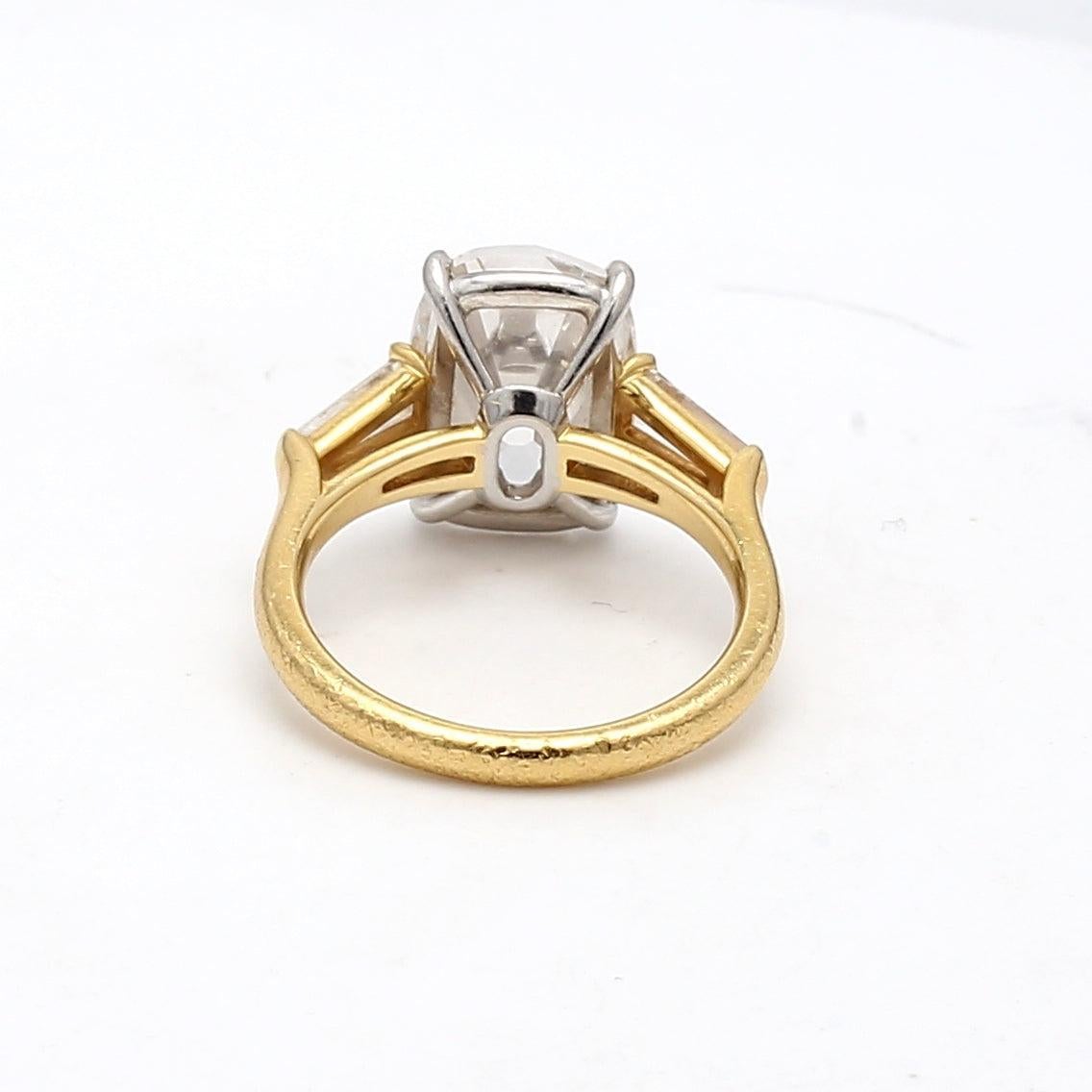 Verlobungsring aus 18 Karat Gelbgold mit 5,40 Karat Diamant im Kissenschliff und Baguette-Diamant im Angebot 1