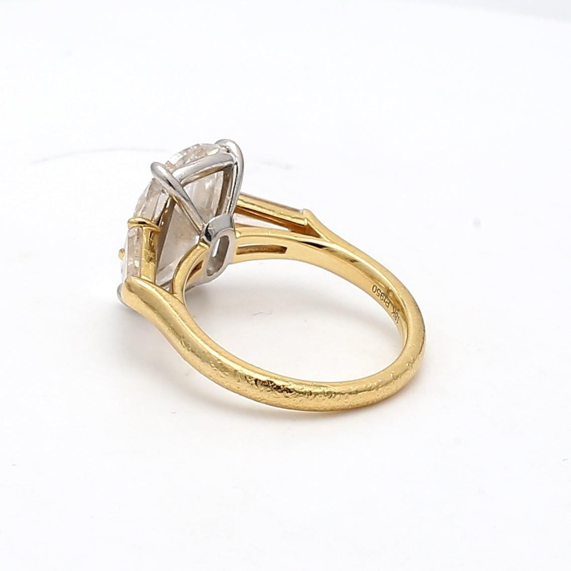 Verlobungsring aus 18 Karat Gelbgold mit 5,40 Karat Diamant im Kissenschliff und Baguette-Diamant im Angebot 2