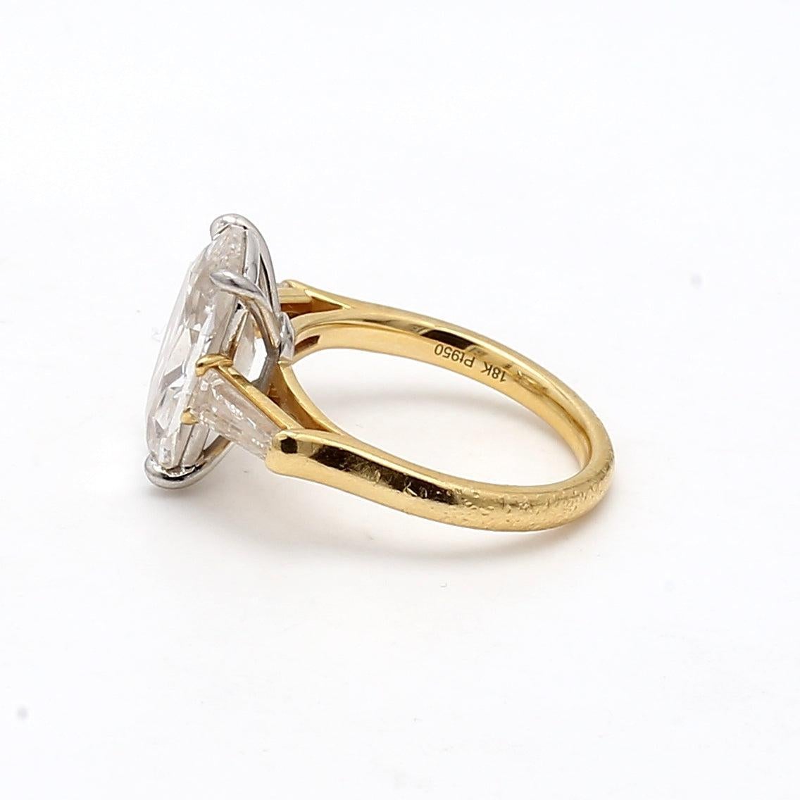 Verlobungsring aus 18 Karat Gelbgold mit 5,40 Karat Diamant im Kissenschliff und Baguette-Diamant im Angebot 3