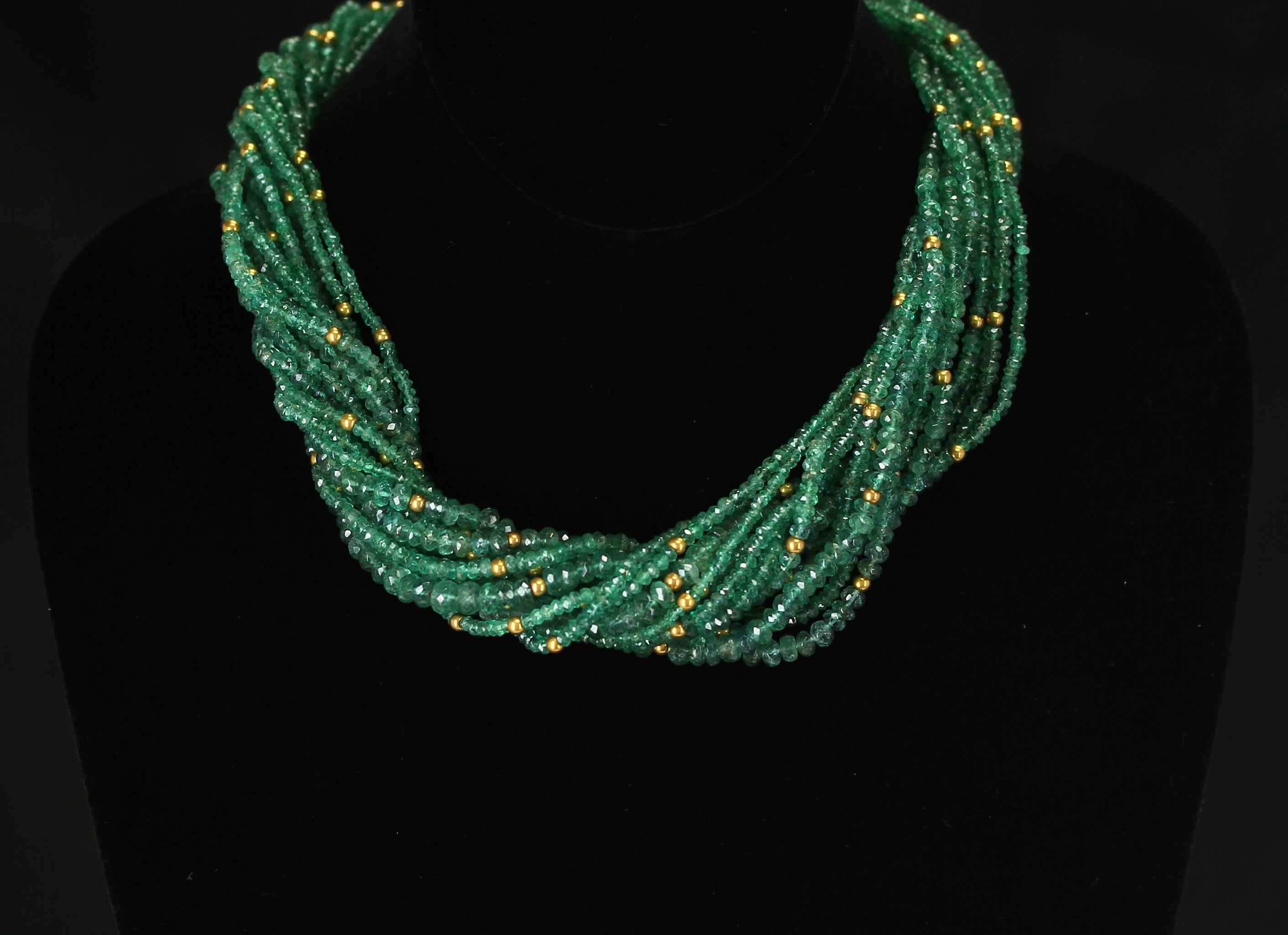 Perle Collier ras du cou d'une émeraude véritable et naturelle facettée de 540 carats et perles d'or en vente
