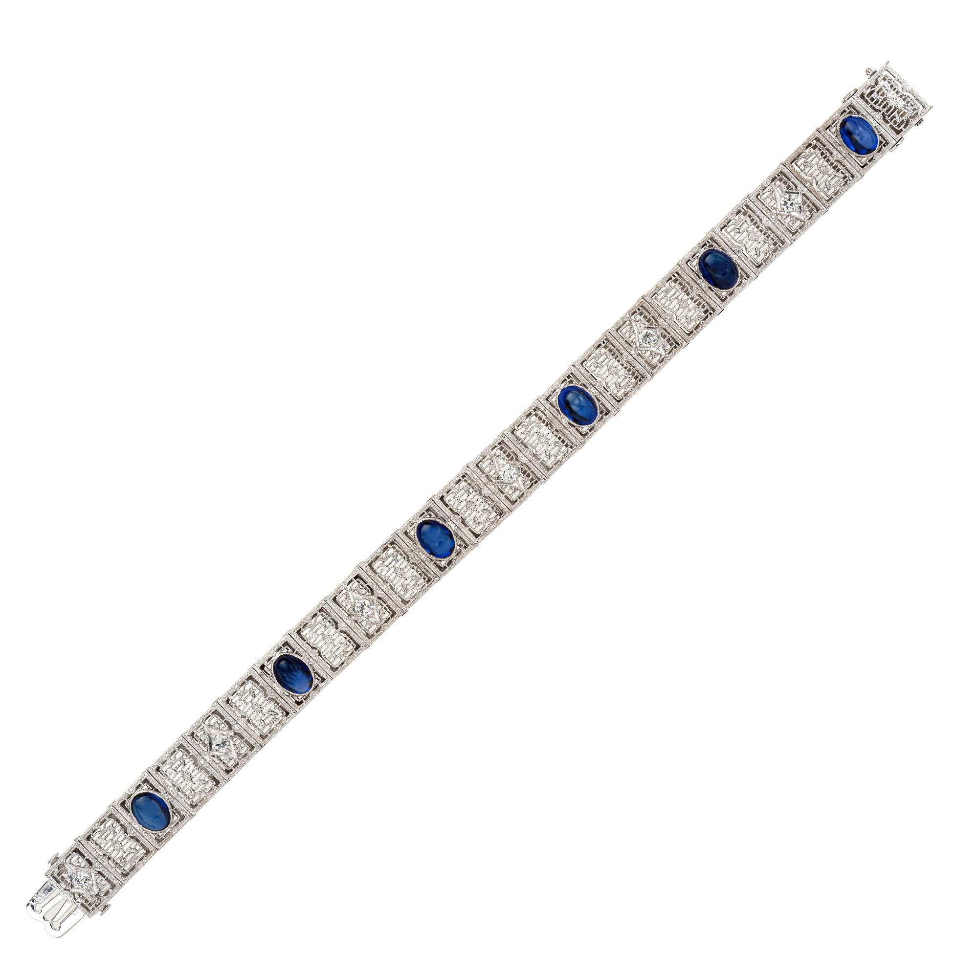 Atemberaubendes filigranes Gliederarmband aus 14 Karat Weißgold mit leuchtend blauen, im Labor gezüchteten ovalen Cabochon-Saphiren und funkelnden runden Diamanten. Dieses mit Präzision gefertigte Schmuckstück verbindet nahtlos fortschrittliche
