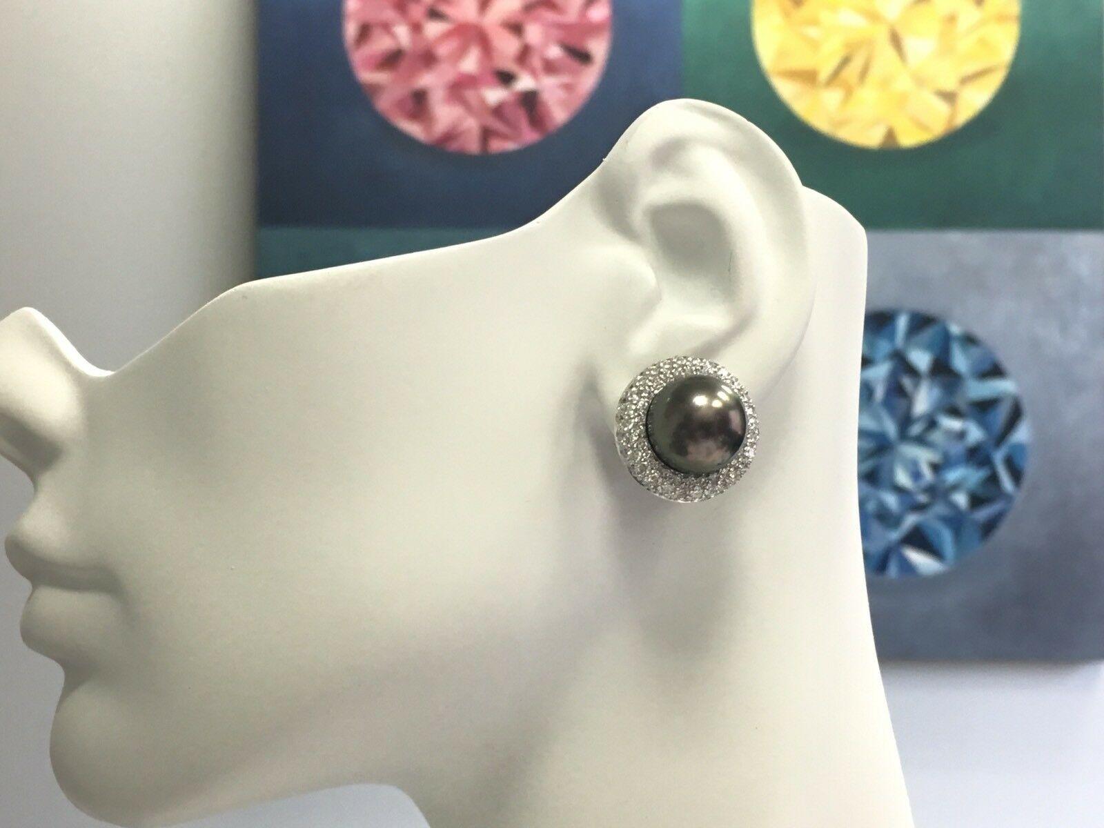 Pendientes de oro blanco de 18k engastados con aproximadamente 5,40cts de 162 diamantes naturales incoloros redondos brillantes.

Los pendientes llevan engastadas una perla negra de Tahití de 14 mm y una perla blanca del mar del Sur del mismo