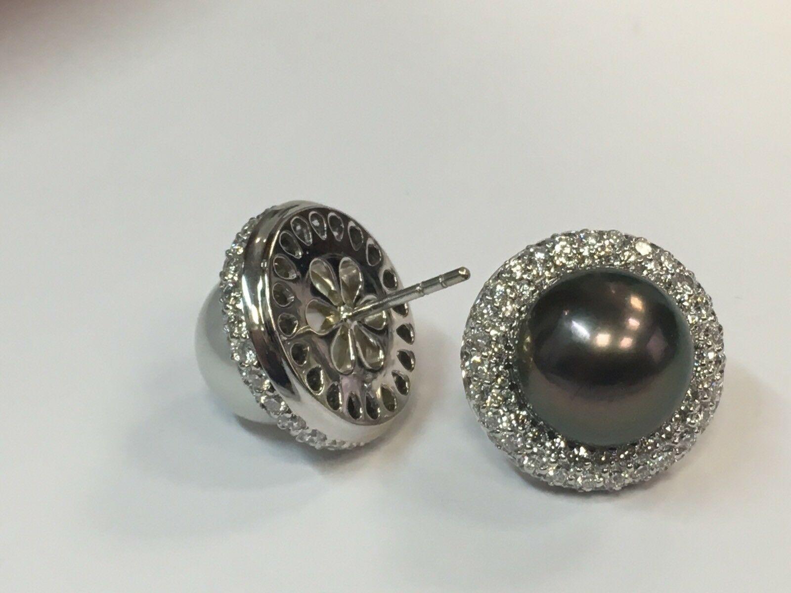 5.40 Carat Natural Diamond and Black Tahitian and South Sea Pearl Gold Earrings In Excellent Condition For Sale In Los Angeles, CA
