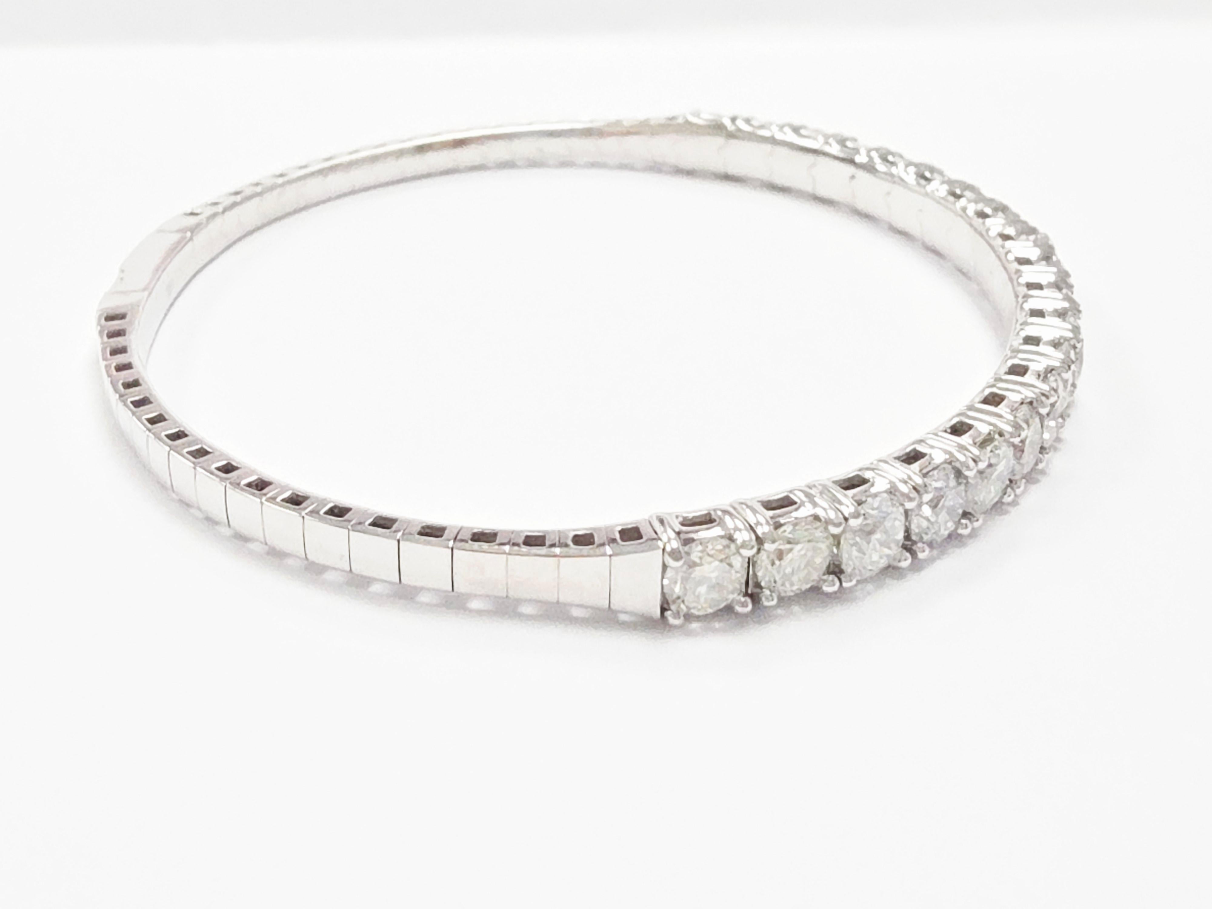 Bangle flessibile con diamante naturale da 5,40 carati in oro bianco 14 carati In condizioni Nuovo in vendita a Great Neck Plaza, NY