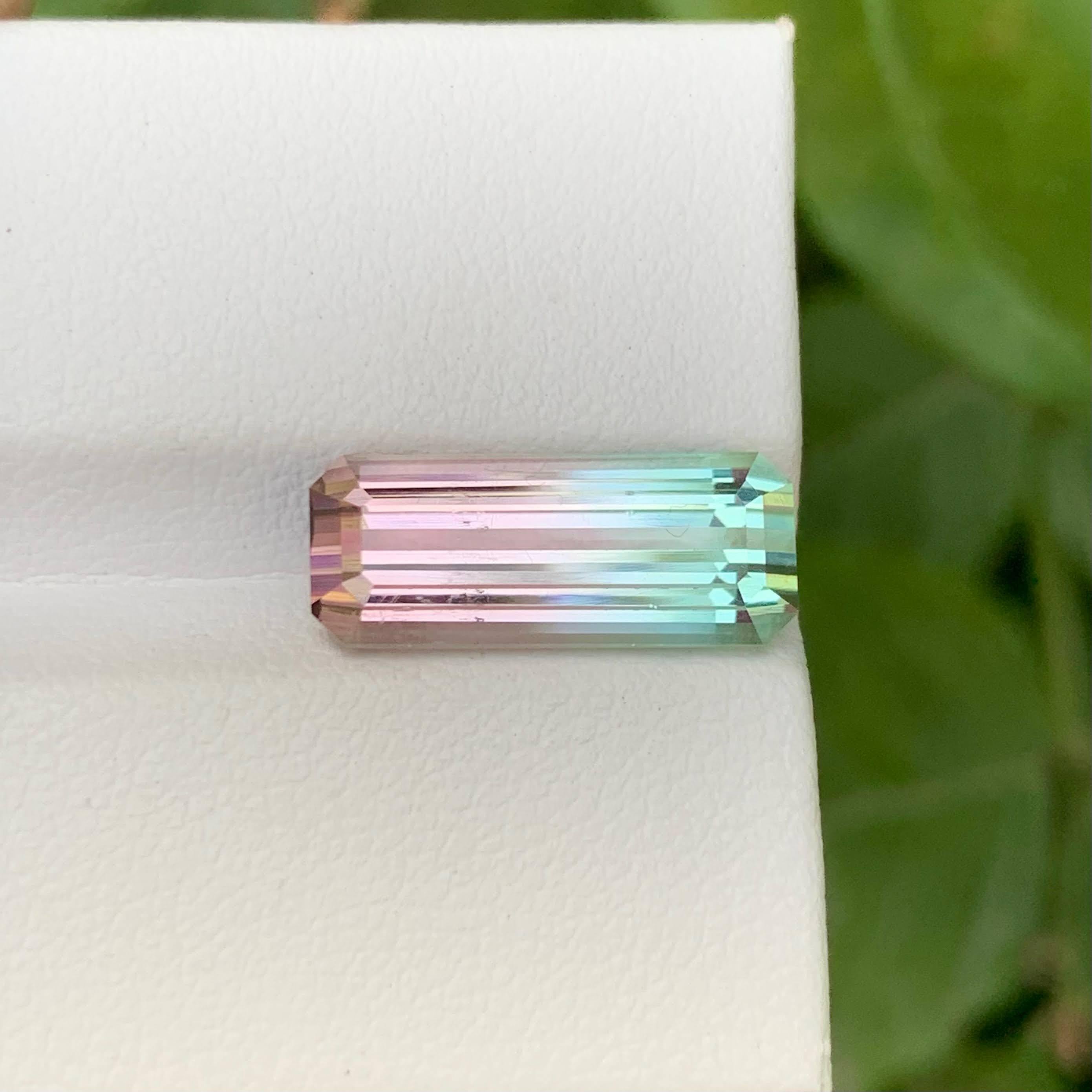 Gewicht 5,40 Karat 
Abmessungen 15,9x6,5x5,7mm
Behandlung Keine 
Herkunft Afghanistan 
Klarheit VVS 
Form Schliff Smaragd 





Dieser 5,40 Karat schwere natürliche zweifarbige Turmalin ist ein atemberaubender Edelstein, der einen wunderschön