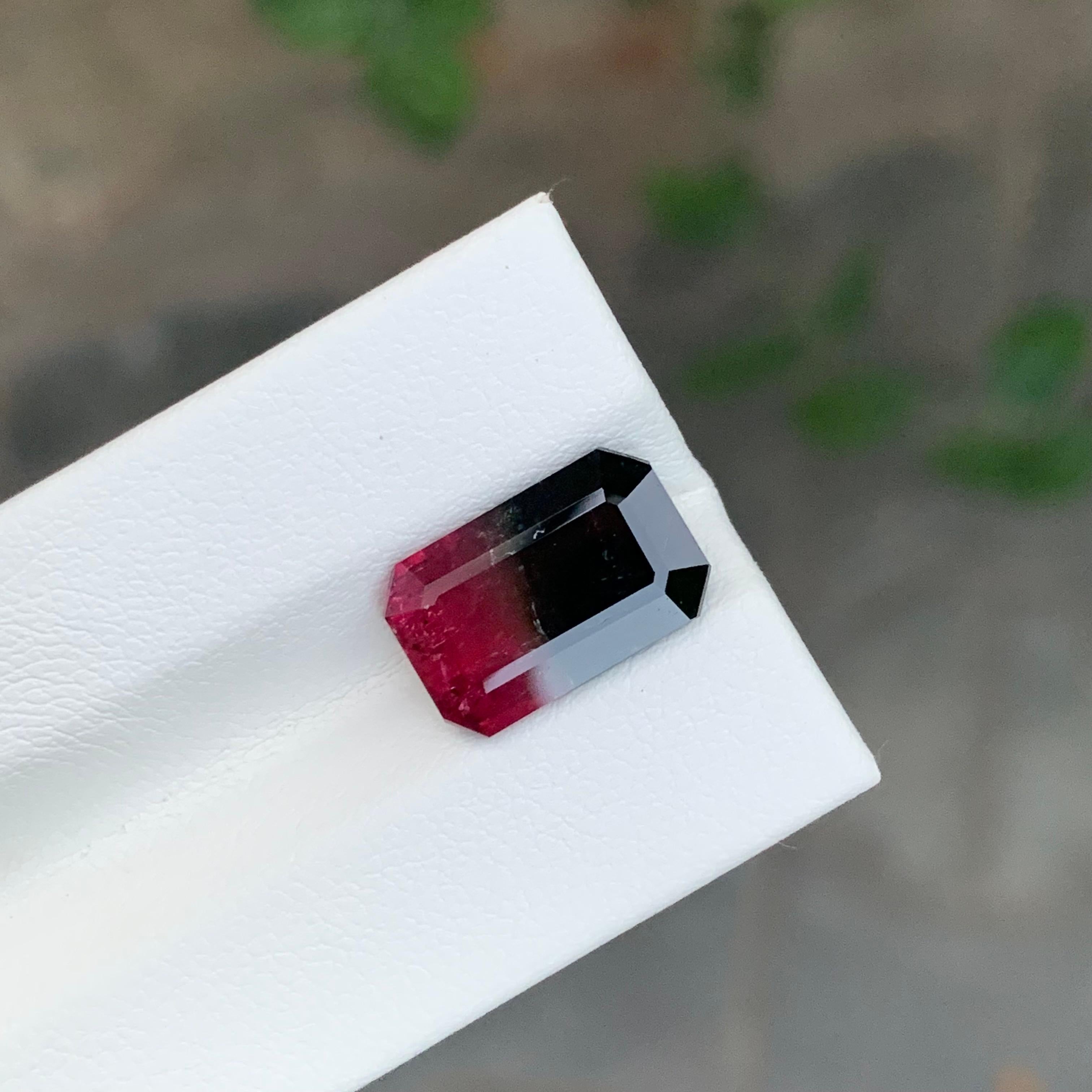 Facettierter zweifarbiger Turmalin

Gewicht: 5,40 Karat
Abmessungen: 13,3 x 8,5 x 5 mm
Farbe: Schwarz und Hot Pink 
Behandlung: Nicht
Zertifikat: Auf Kundenwunsch
Die Form: Smaragd 


Der Turmalin ist ein faszinierender Edelstein, der für seine