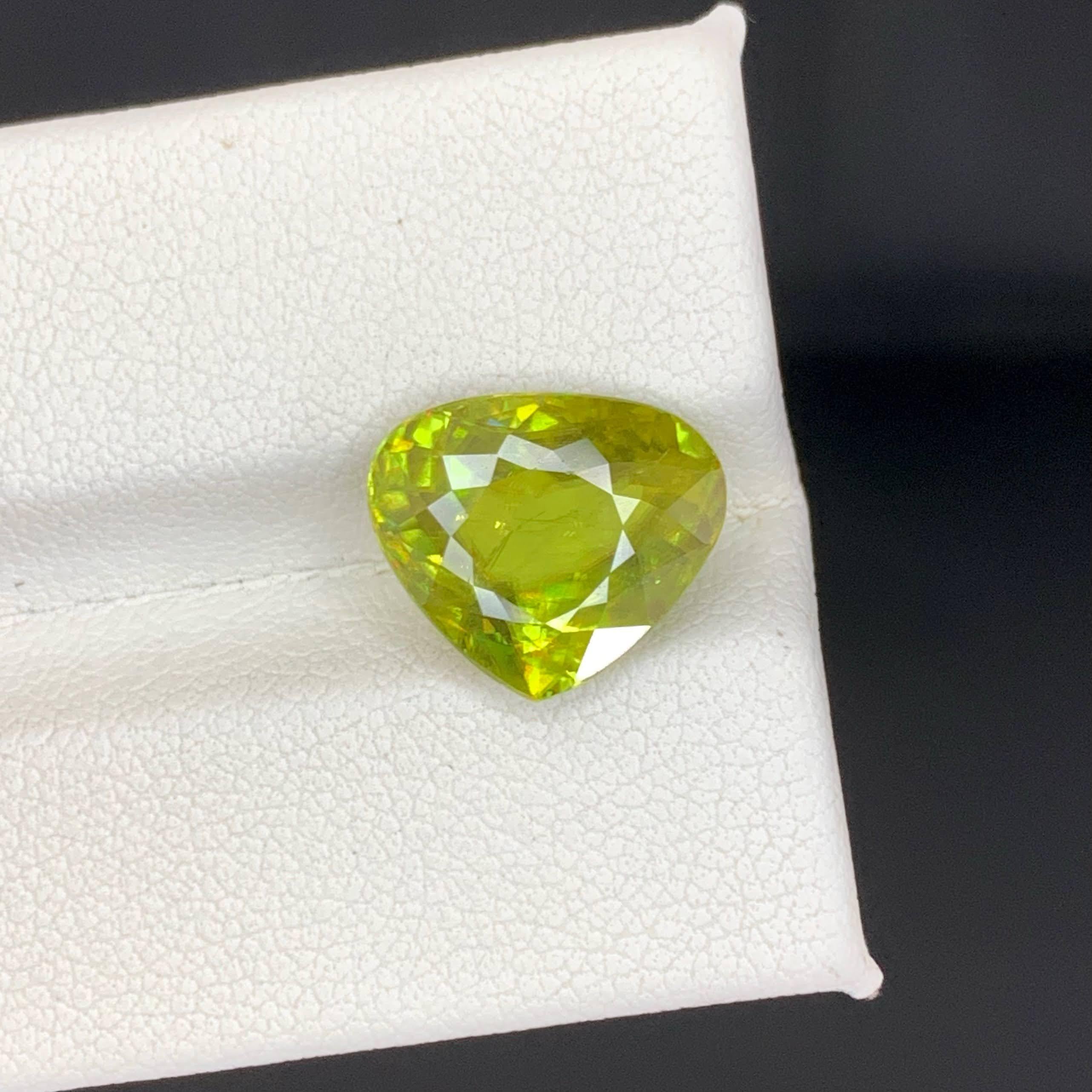 Poids 5,40 carats 
Dimensions 12.2x11.1x5.3M
Traitement Aucun 
Origine Afrique 
Clarté VVS 
Forme Coupe Coeur 




Ce Sphène vert de Madagascar, d'une taille de 5,40 carats, met en valeur la célèbre brillance et le feu exceptionnel de cette pierre