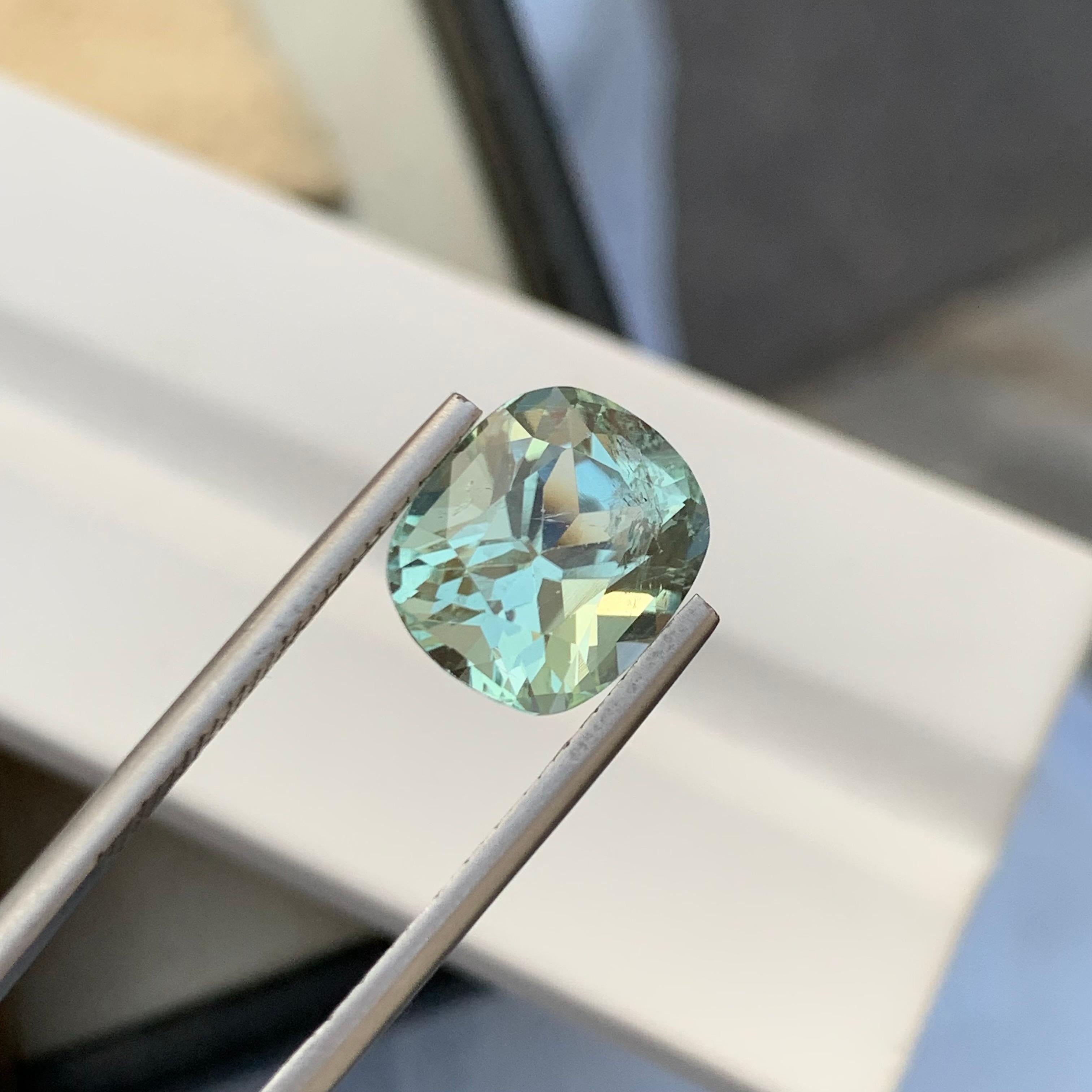 Tourmaline naturelle non sertie de 5,40 carats en forme de coussin, légèrement incluse en vente 2