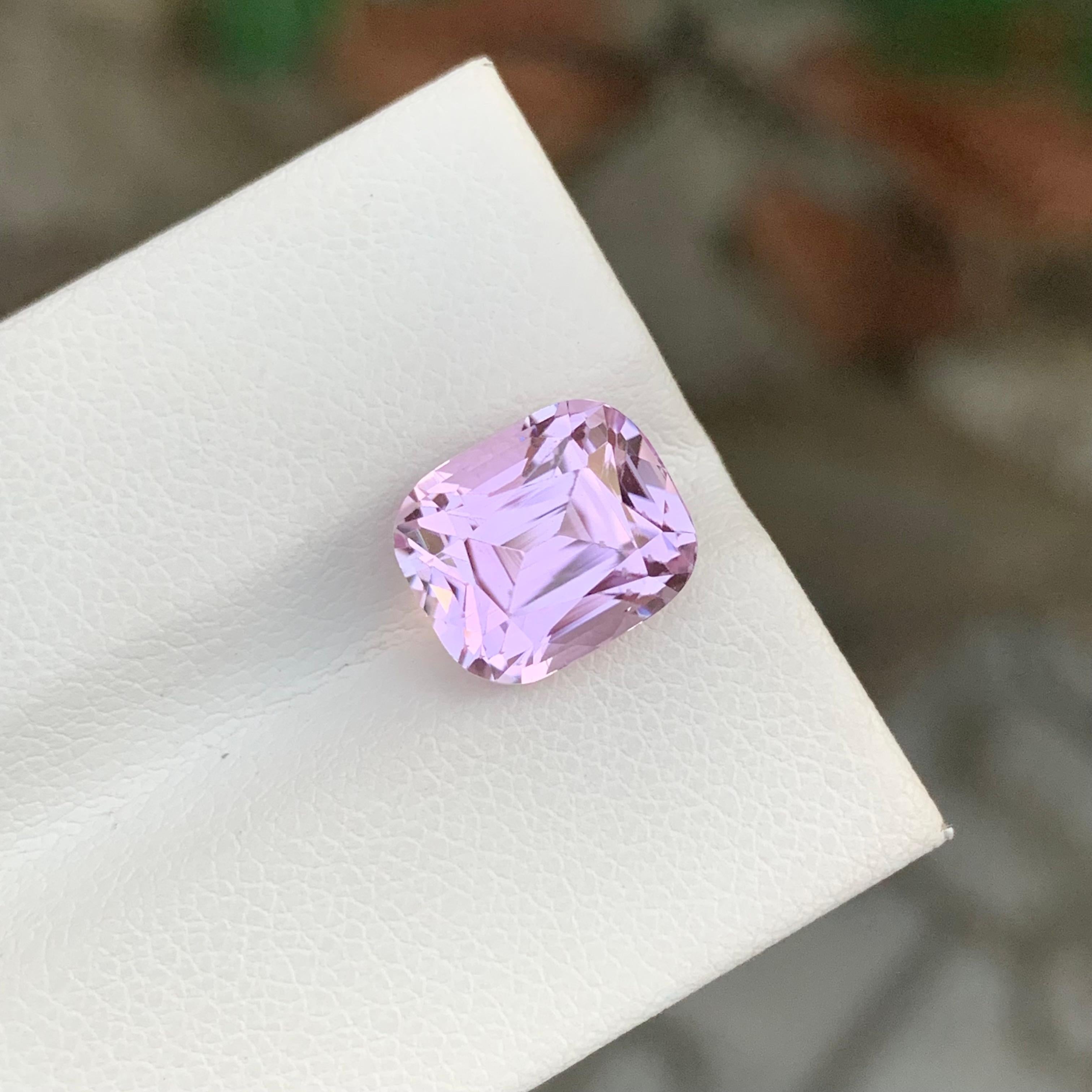 Arts and Crafts 5,40 Carati Nature Kunzite rosa sciolta a forma di cuscino Gemma in vendita