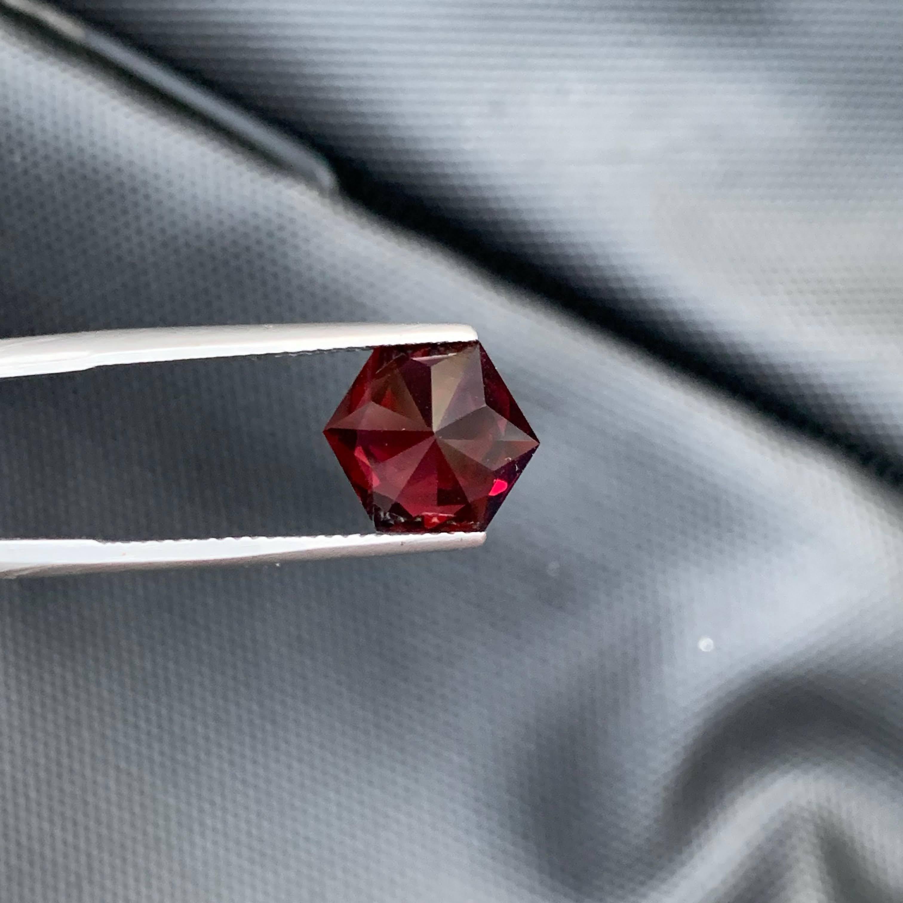 5,40 Karat Natürlicher loser roter Granat Stein Hexagon Schliff Afrikanischer Edelstein im Zustand „Neu“ im Angebot in Bangkok, TH