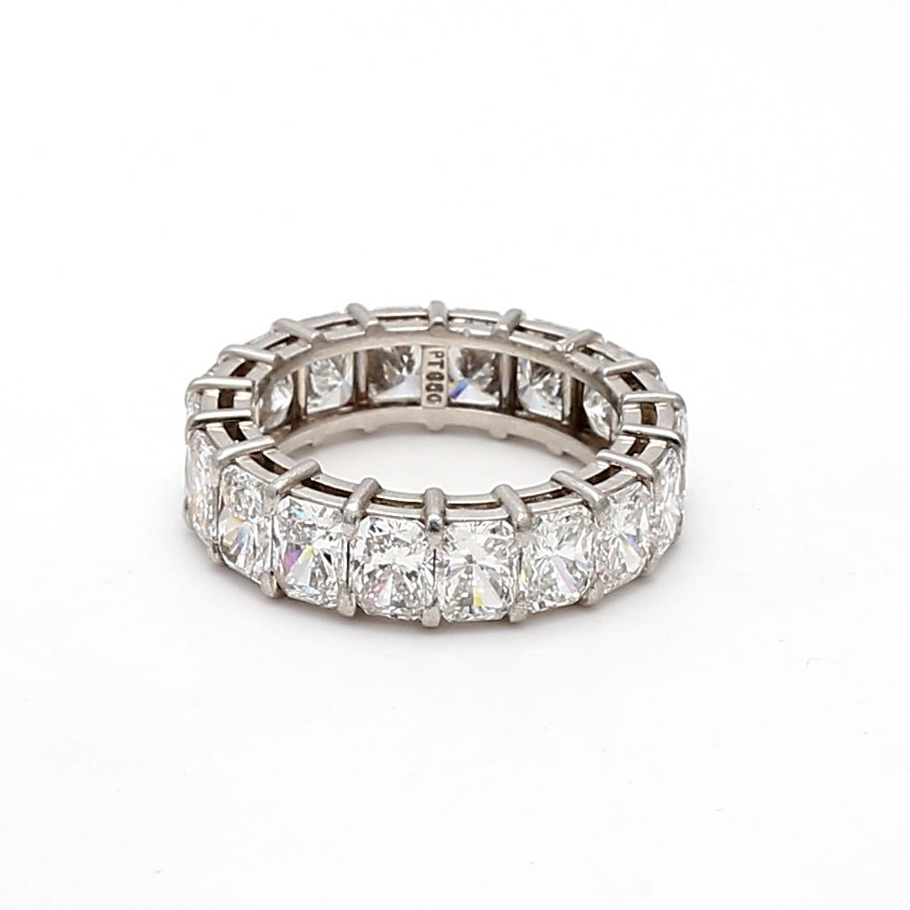 Taglio radiant Anello a fascia per l'eternità in platino con diamante da 5,40 carati con taglio radiante G-VS2 in vendita