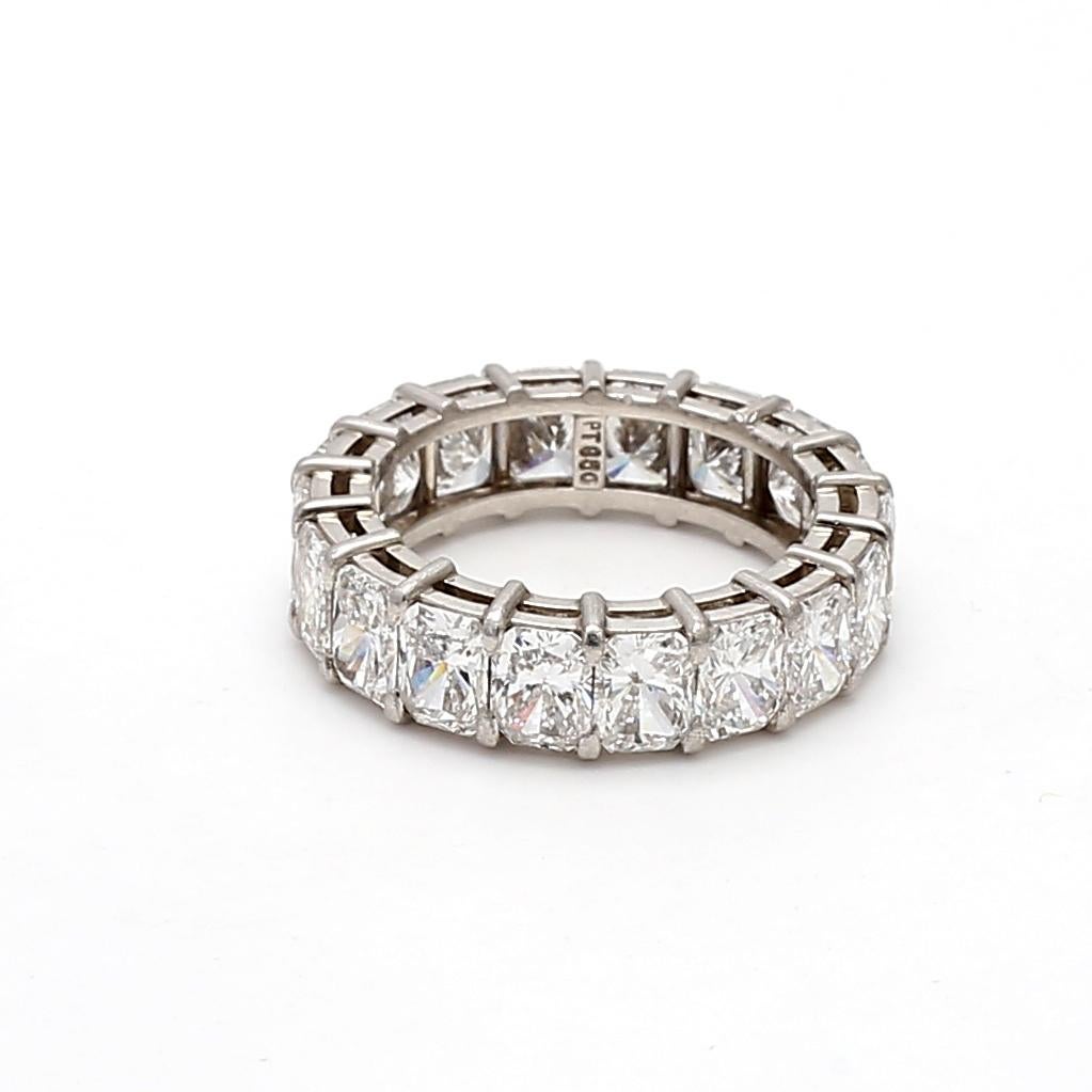 Anello a fascia per l'eternità in platino con diamante da 5,40 carati con taglio radiante G-VS2 in vendita 2