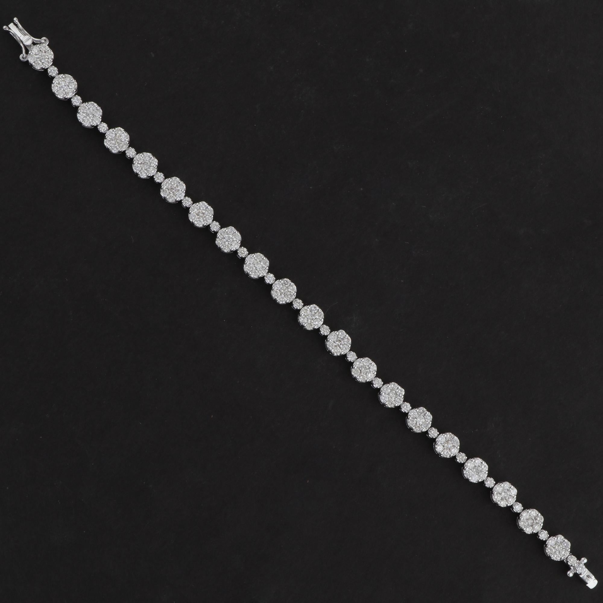 5,40 Karat echter runder Diamant Cluster klassisches Tennisarmband 18k Weißgold (Moderne) im Angebot