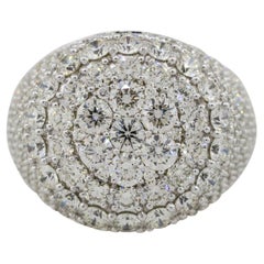 Anello da uomo con diamante rotondo da 5,40 carati e mezzo pavé 14 carati in stock