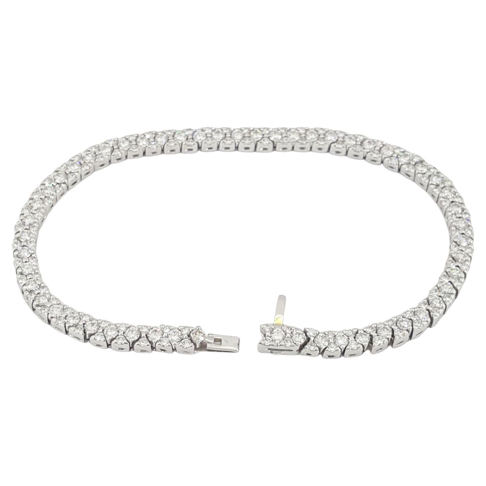 5,4 ct Gesamtgewicht Runder Brillantschliff Diamant Straight Line Tennis Armband in 18K Weißgold. 

Die Breite des Armbands beträgt 4,2 mm und die Dicke 3,2 mm. Die Schließe ist mit 
