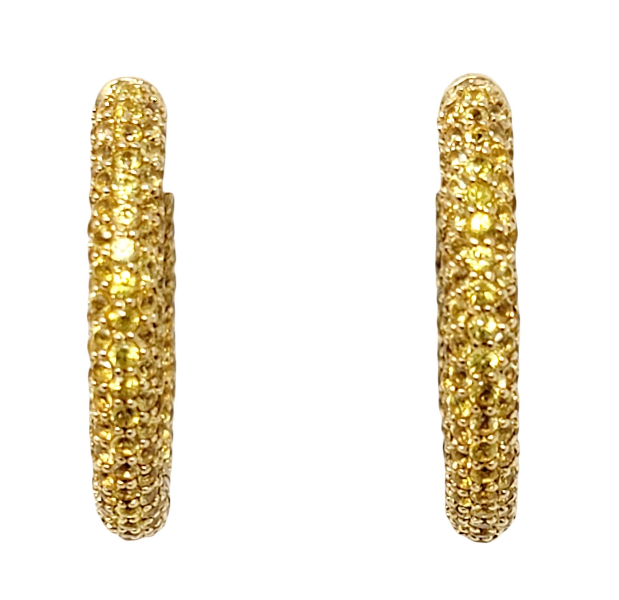 Contemporain 5,40 carats de saphir jaune total Boucles d'oreilles en or 14 carats avec anneau articulé à l'intérieur et à l'extérieur. en vente