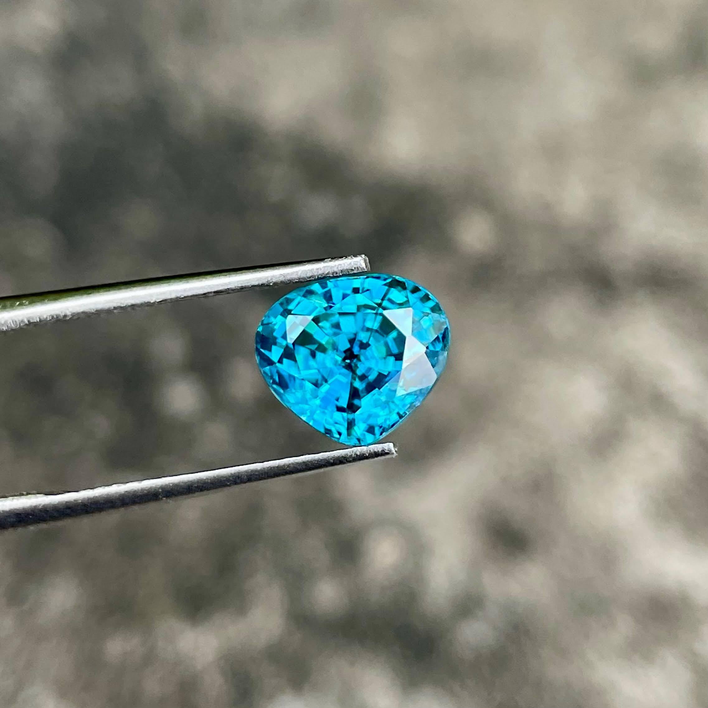 Modern 5.40 carats Blue Zircon Stone Trillion Cut Natural Cambodian Gemstone For Sale