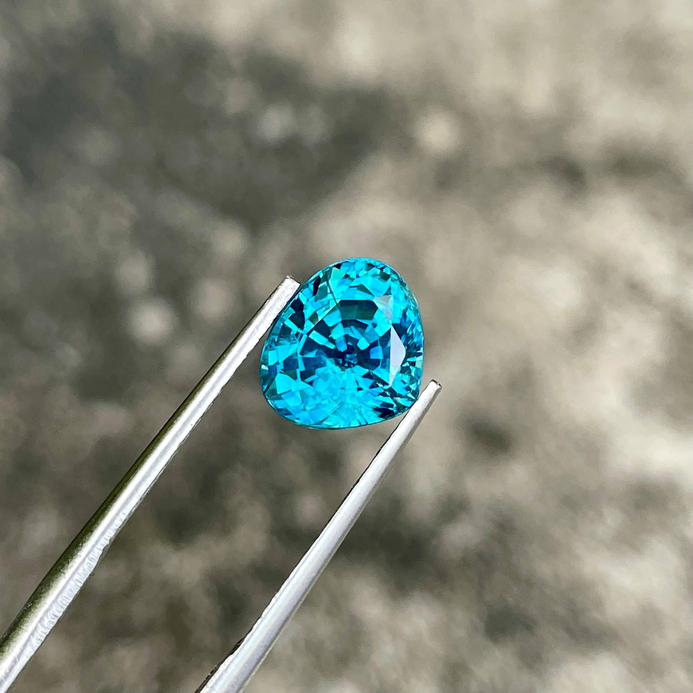 5.40 carats Blue Zircon Stone Trillion Cut Natural Cambodian Gemstone In New Condition For Sale In Bangkok, TH
