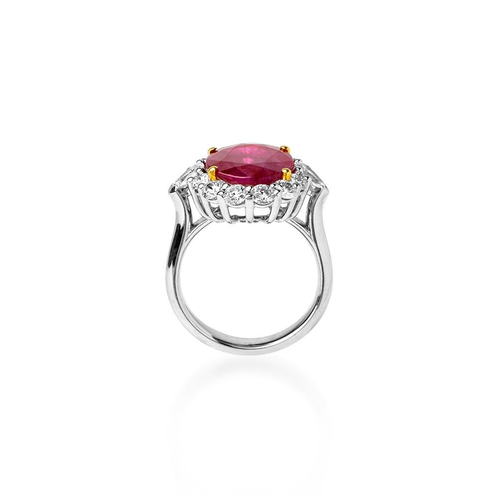 Anello solitario di rubino naturale da 5,40 carati circondato da diamanti da 1,55 carati In condizioni Nuovo in vendita a Istanbul, Fatih