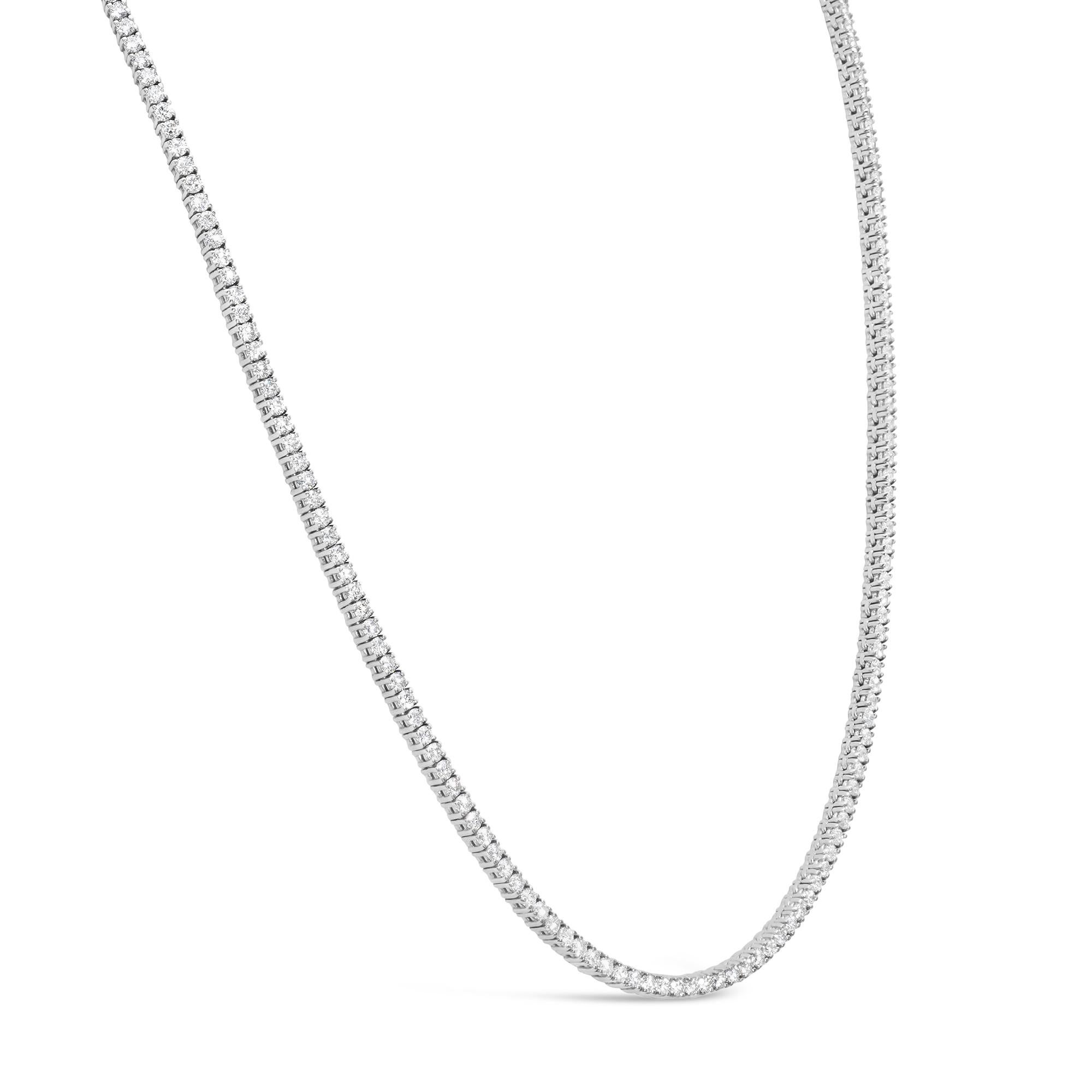Un brillante collar tenis, con 217 diamantes redondos de talla brillante que pesan 5,40 quilates en total con color F y claridad VS, cada uno engastado en una montura de cuatro garras. Finamente elaborada con oro blanco de 18 quilates, 16,5 pulgadas