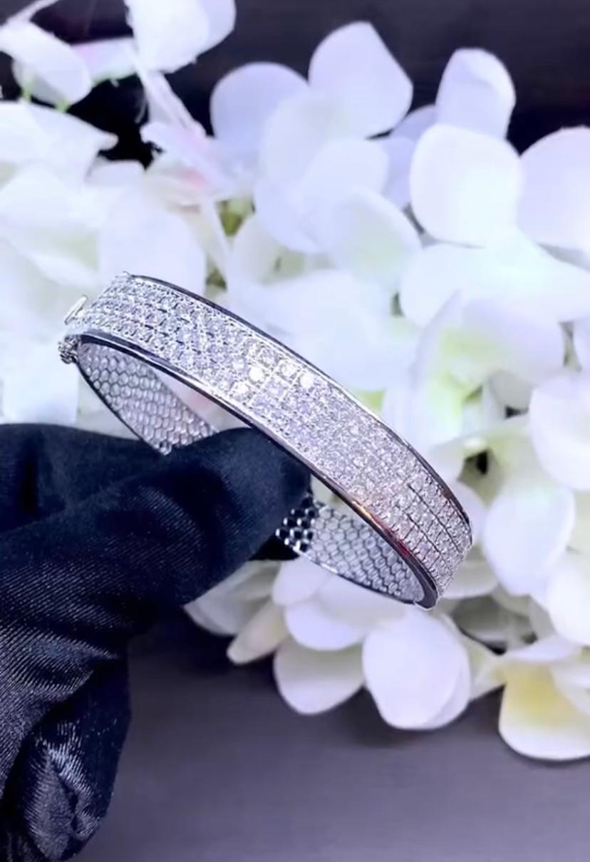 Ein exquisites zeitgenössisches Design  Armband, so elegant und raffiniert, ein sehr glamouröser Stil.  
Verleiht Ihrem Look einen Hauch von Charme und Klasse.
Atemberaubendes Armband aus 18 Karat Gold mit 90 natürlichen Diamanten im perfekten