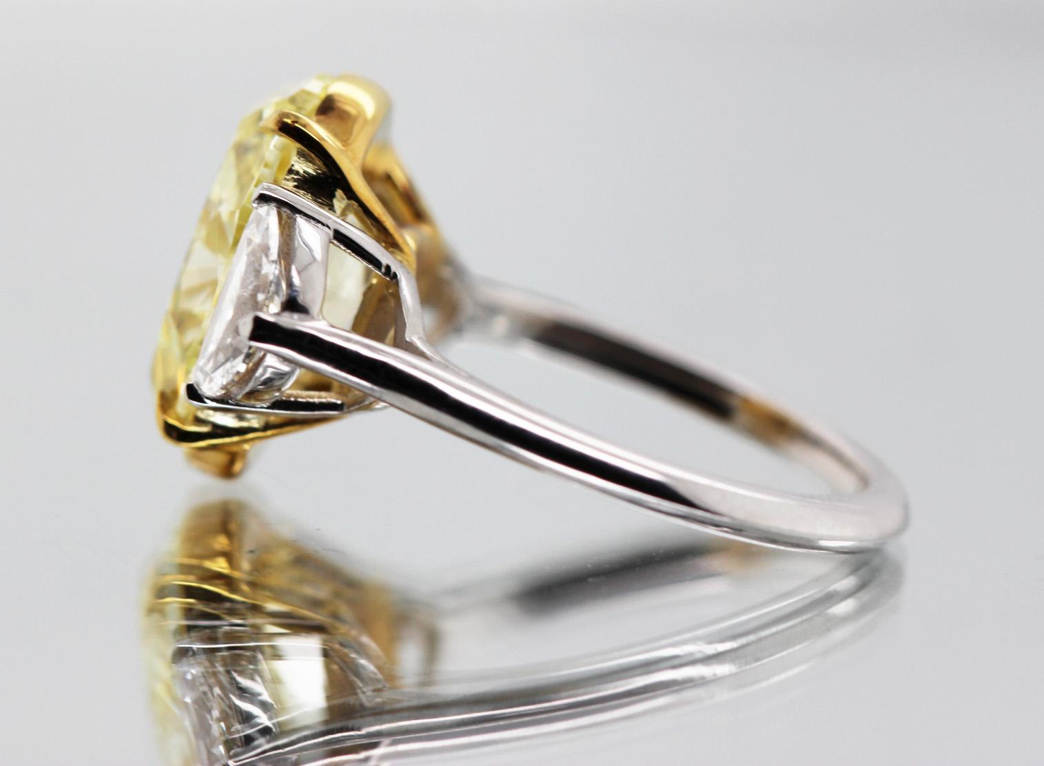 5,40 ct natürliche Fancy Yellow Oval Diamond 3 Stein Verlobungsring GIA Scarselli (Zeitgenössisch) im Angebot