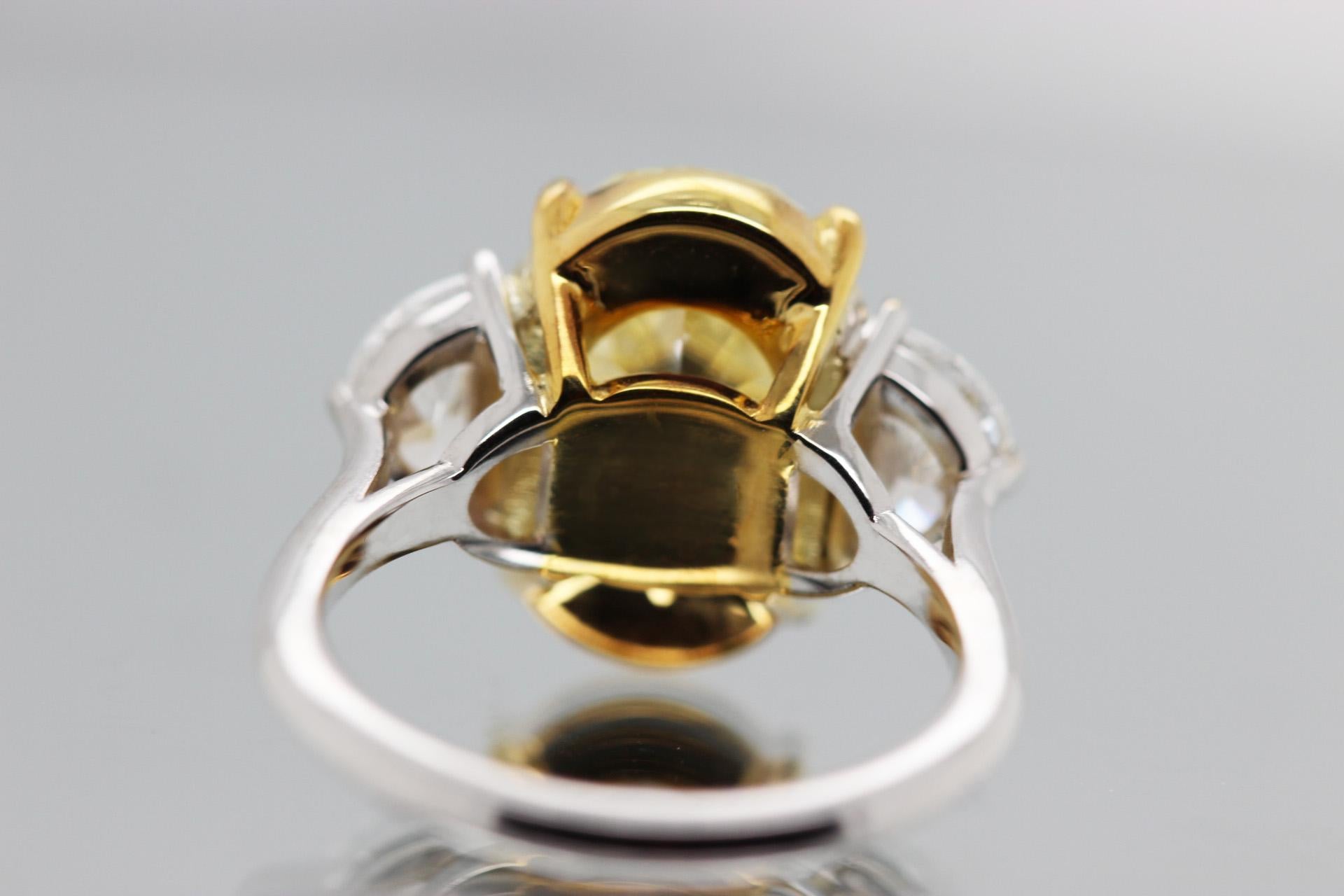 Taille ovale Bague de fiançailles Scarselli à 3 pierres avec diamant ovale jaune fantaisie naturel de 5,40 carats, certifié GIA en vente