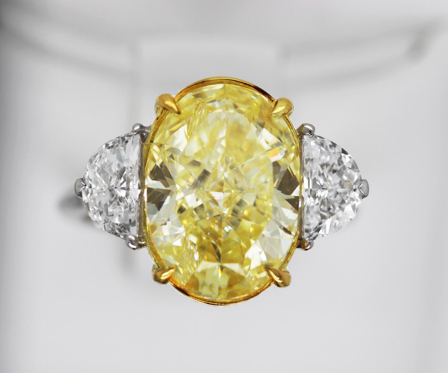 5,40 ct natürliche Fancy Yellow Oval Diamond 3 Stein Verlobungsring GIA Scarselli im Zustand „Neu“ im Angebot in New York, NY