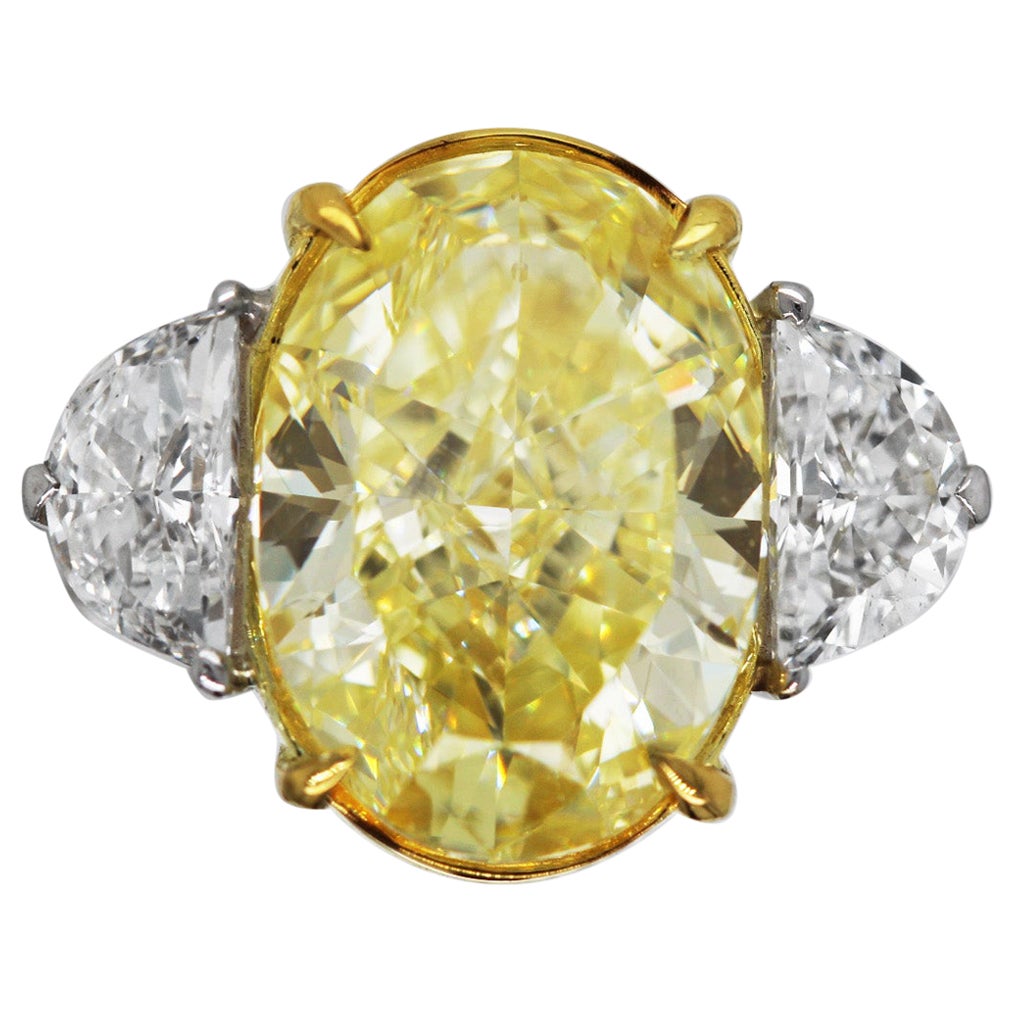 Anello di fidanzamento a tre pietre con diamante ovale giallo di fantasia naturale da 5,40 carati A. Stone GIA SCARSELLI