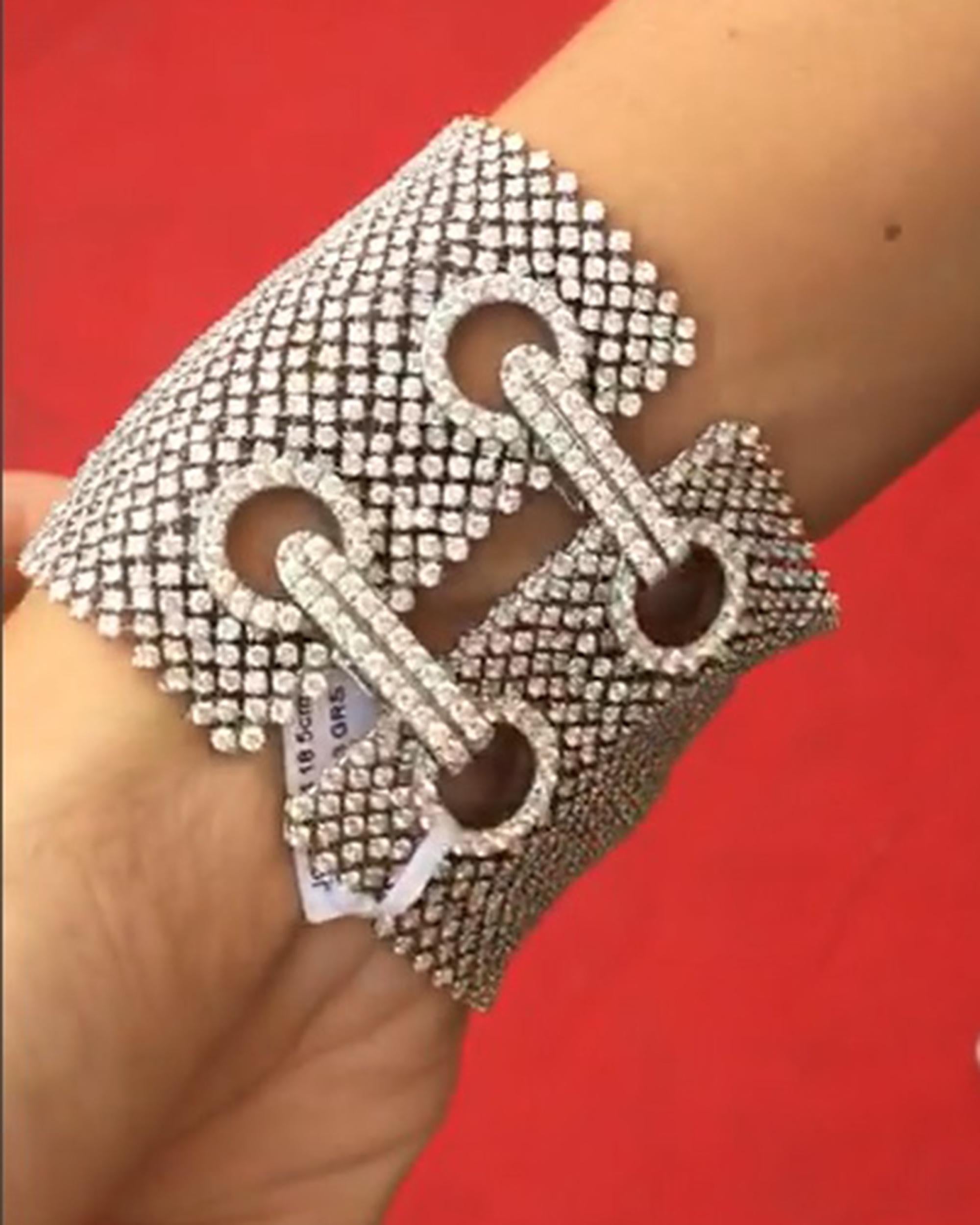 54.05 Carat Diamond Flexible Wide Bracelet in 18K White Gold In condizioni ottime in vendita a New York, NY