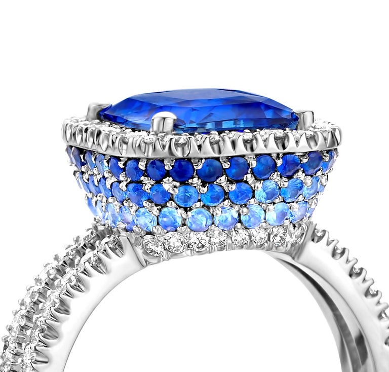 Modern 5,40Ct Ceylon Blue Sapphire 18K Diamond 0,65Ct LC-D Coctail Engagement Ring For Sale