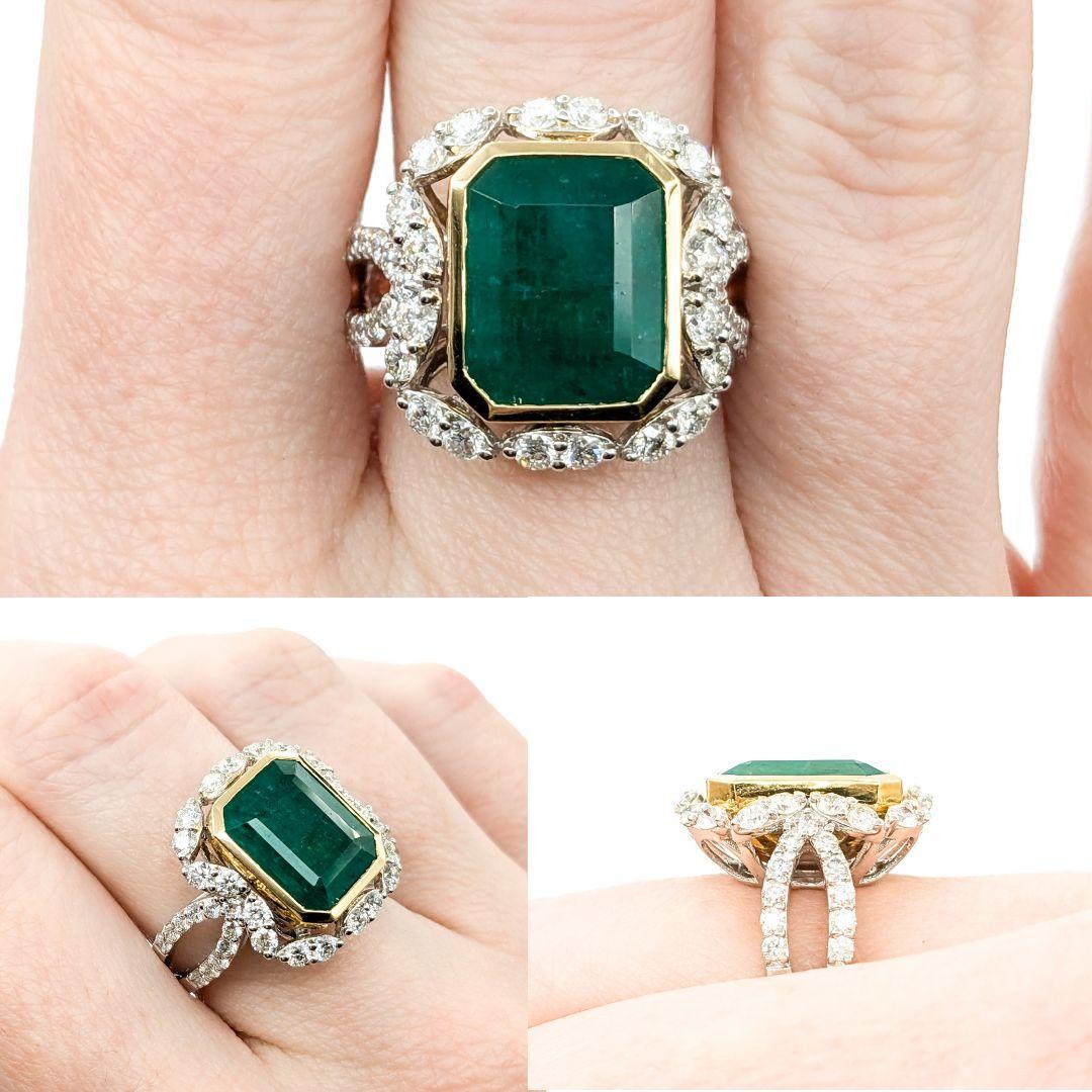 5,40ct Smaragd & Diamant Ring in 18kt zweifarbigem Gold

Wir präsentieren diesen atemberaubenden Edelstein-Mode-Ring aus 18-kW-Gold. Im Mittelpunkt des Rings steht ein prächtiger Smaragd von 5,40 Karat, ein Edelstein, der für seine leuchtend grüne