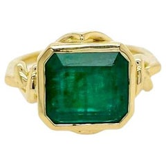 5ct Emerald Forget Me Knot Ring in 18ct Yellow Gold bezel set