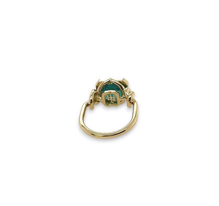 5ct Emerald Forget Me Knot Ring in 18ct Yellow Gold bezel set In New Condition For Sale In Brisbane, AU