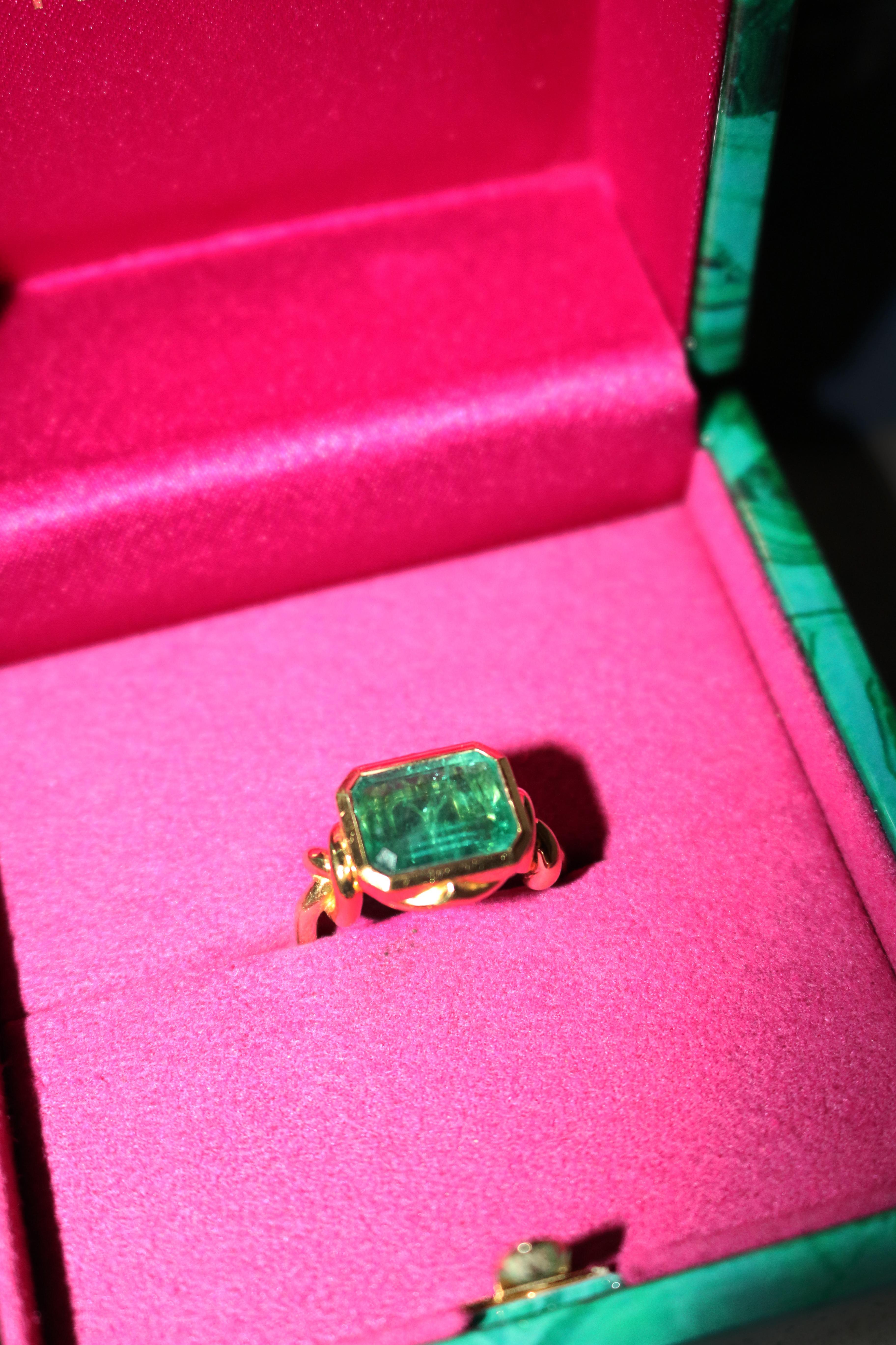 Women's or Men's 5ct Emerald Forget Me Knot Ring in 18ct Yellow Gold bezel set For Sale