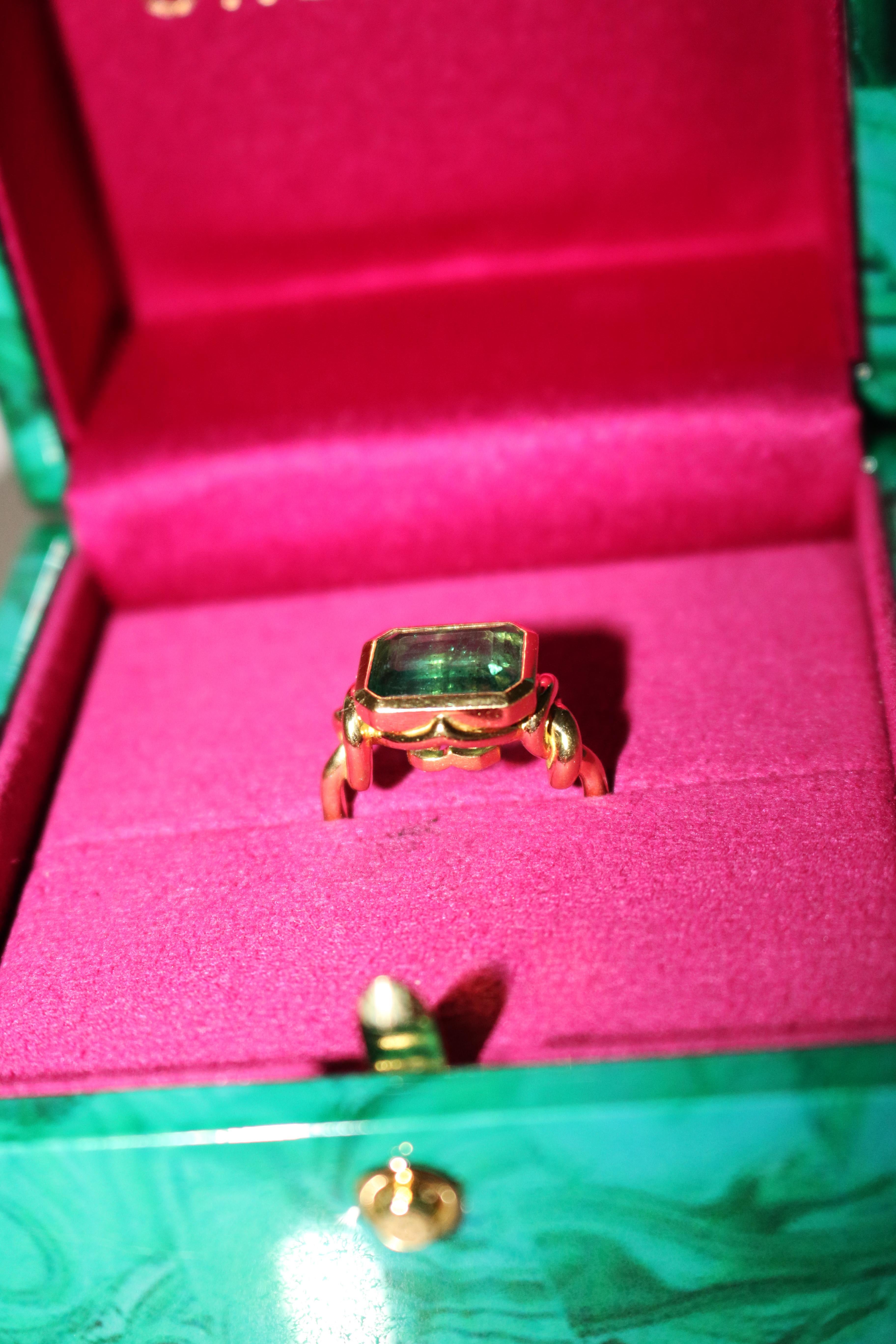 5ct Emerald Forget Me Knot Ring in 18ct Yellow Gold bezel set For Sale 1