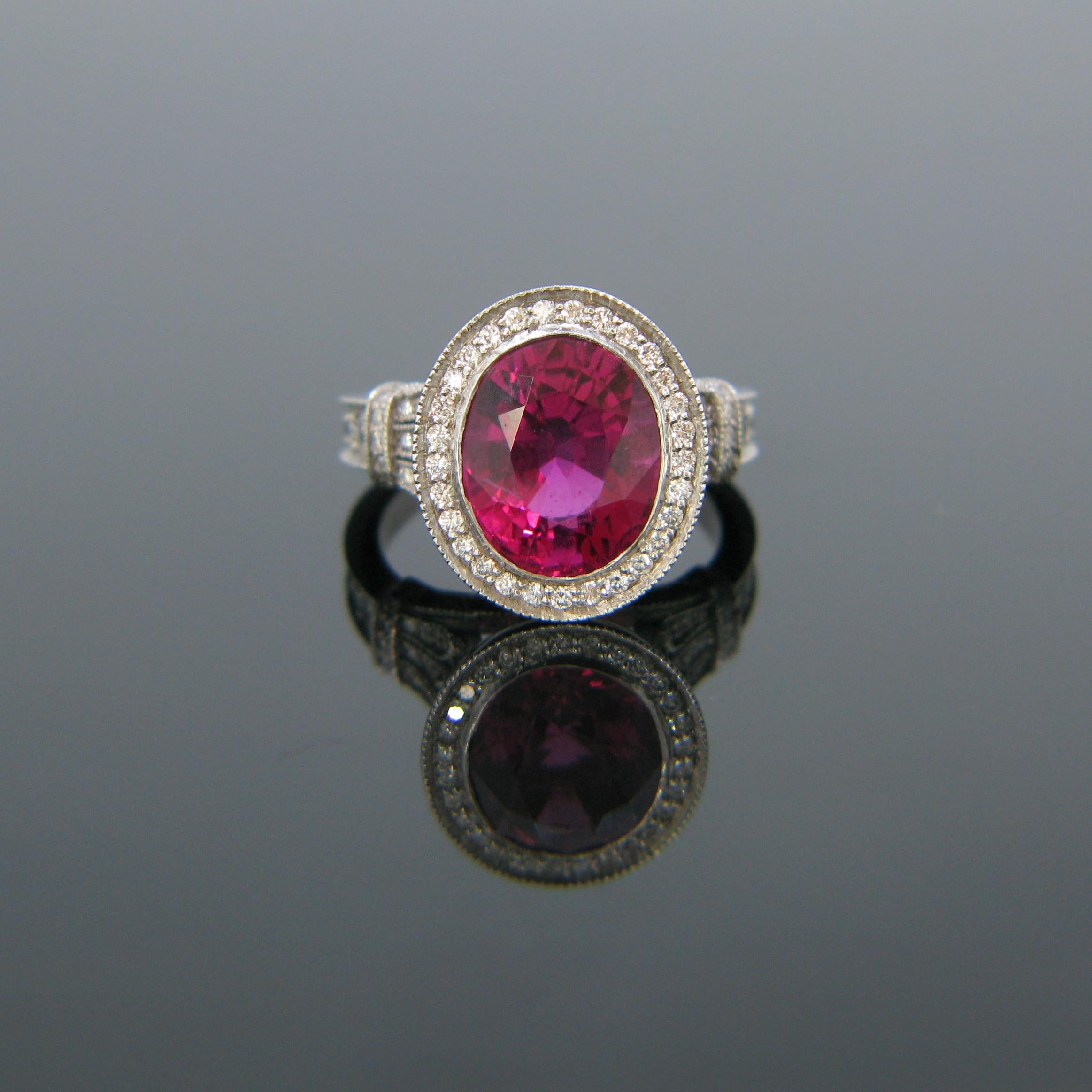 Bei diesem neuen Ring handelt es sich um einen rosafarbenen Rubellit-Turmalin von leuchtender Farbe mit einem Gewicht von 5,40ct. Der Ring ist aus 18-karätigem Weißgold gefertigt und hat 133 runde Diamanten mit Brillantschliff auf der Fassung. Der