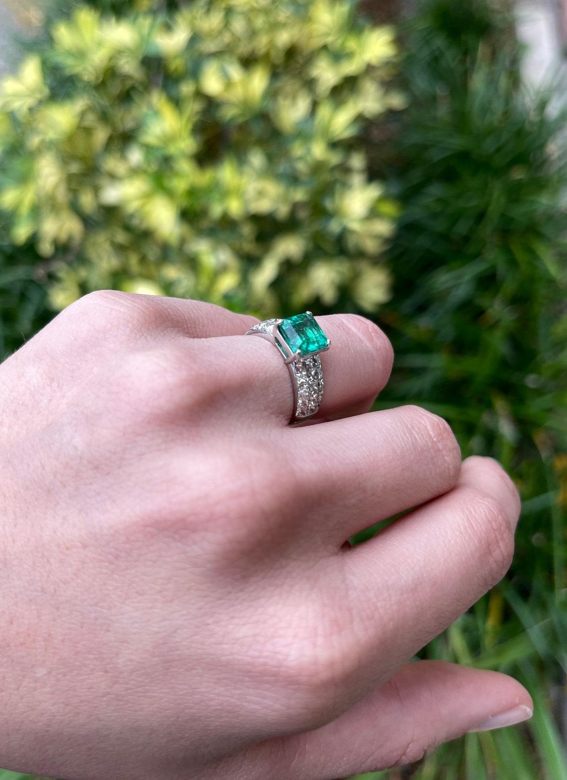 Modern 5.40tcw 18K Natural Emerald & Diamond Cluster, Gold Ring Band For Sale