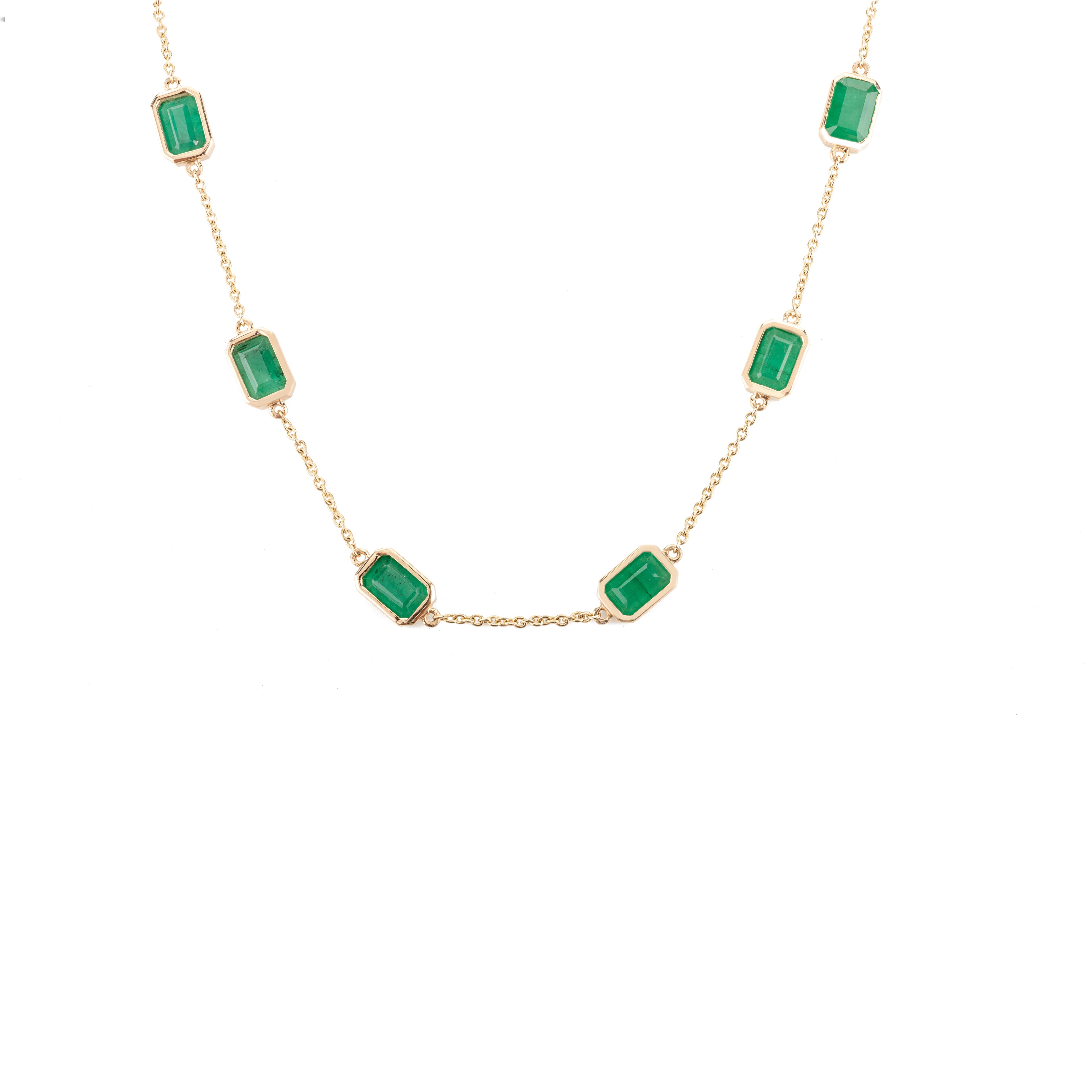 Moderne Collier à chaîne station avec émeraudes octogonales de 5,41 carats en or jaune massif 14 carats en vente