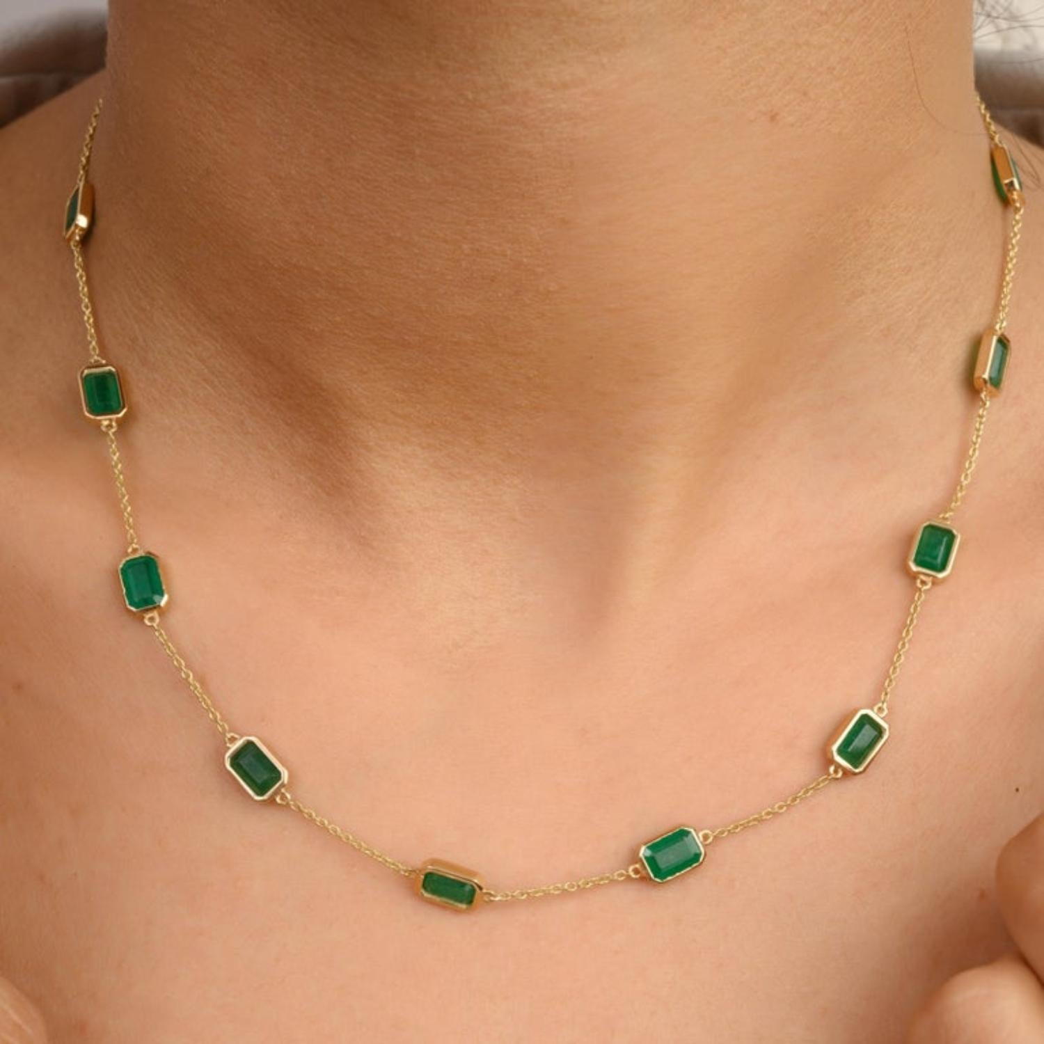 Moderne Collier à chaîne station avec émeraudes octogonales de 5,41 carats en or jaune massif 14 carats en vente